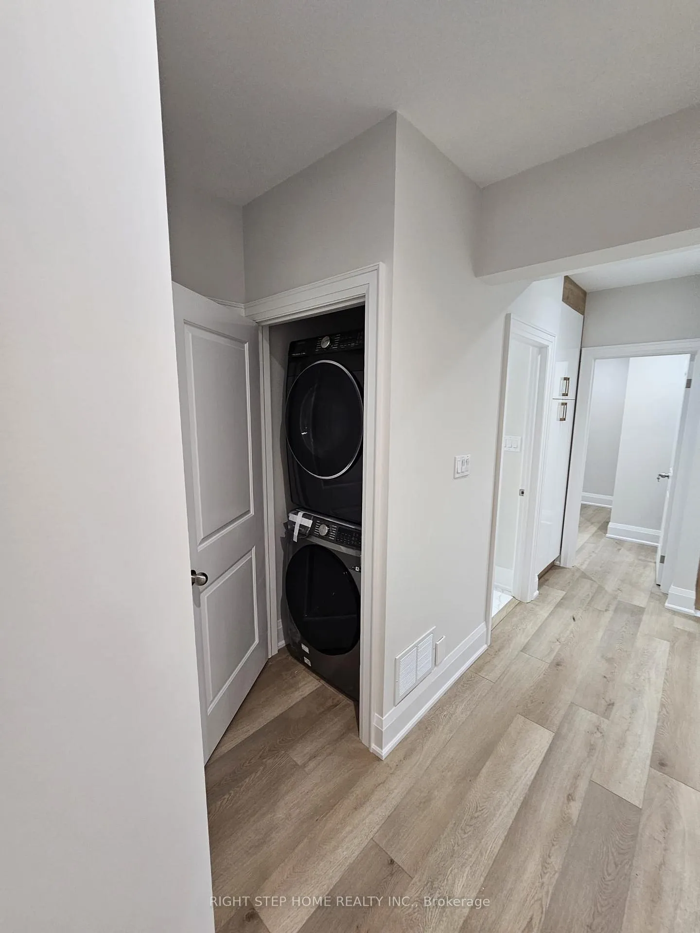 Photo 9 of 41 Sugarbush Square E, Scarborough, Highland Creek — HOMEH