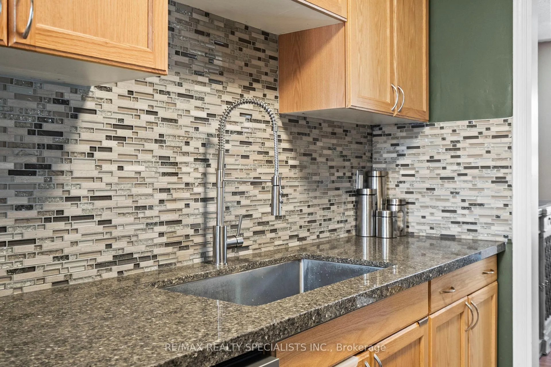Photo 10 of 121 Tulip Drive, Brampton, Fletcher's Creek South — HOMEH