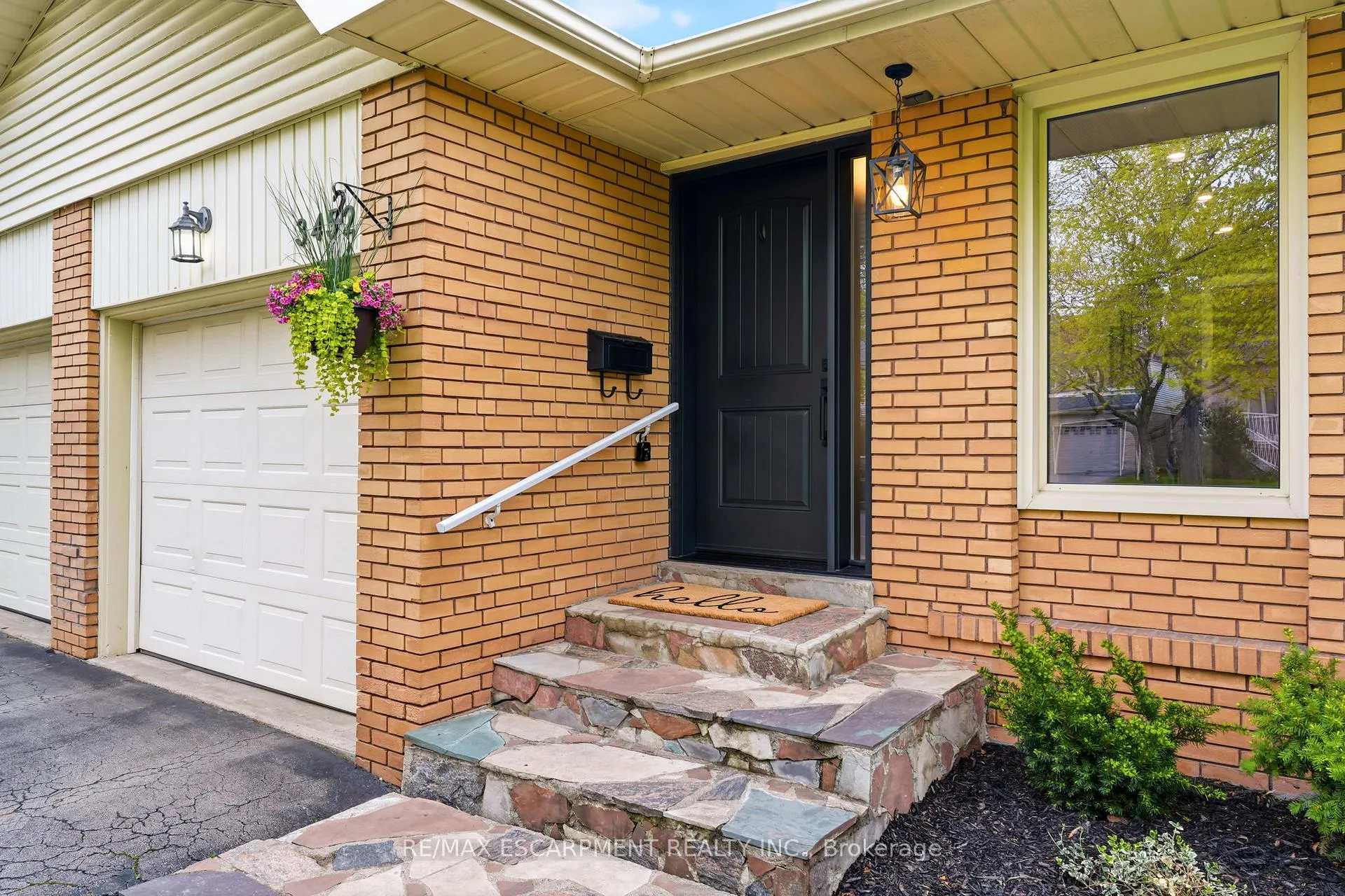 Photo 2 of 3452 Caplan Crescent, Burlington, Roseland — HOMEH
