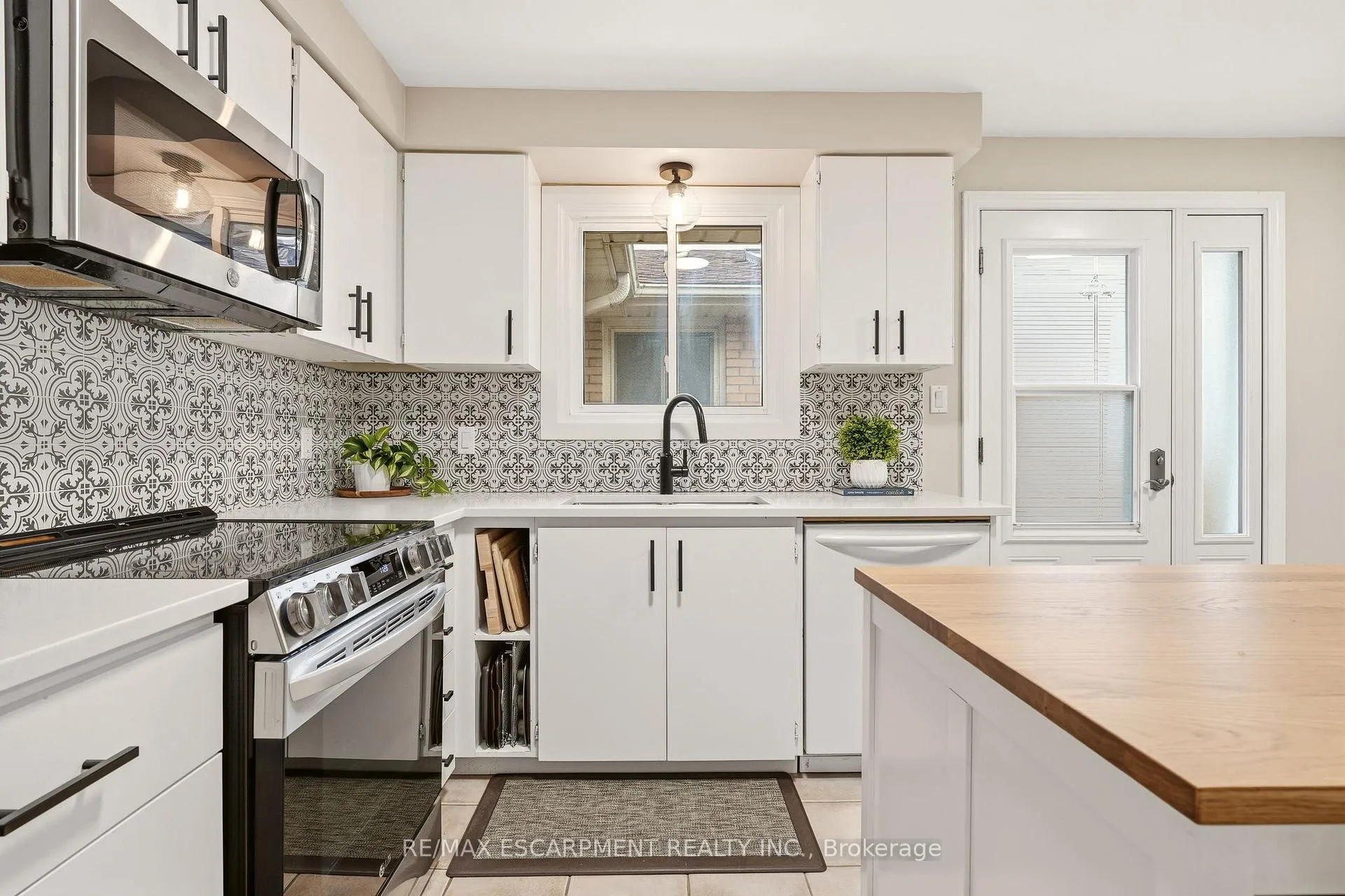 Photo 14 of 3452 Caplan Crescent, Burlington, Roseland — HOMEH