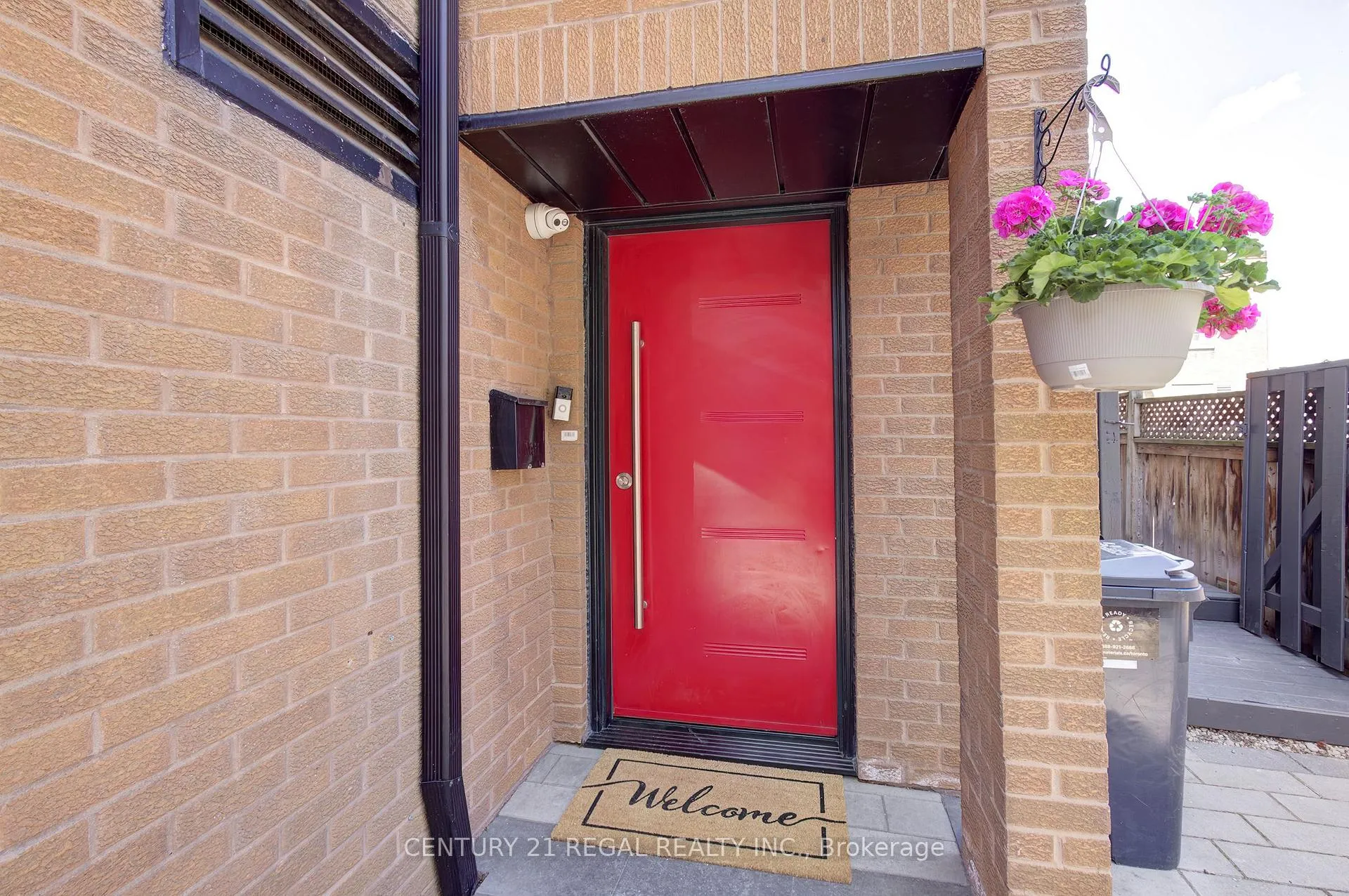Photo 4 of 48 Michener Court, Toronto, Niagara — HOMEH