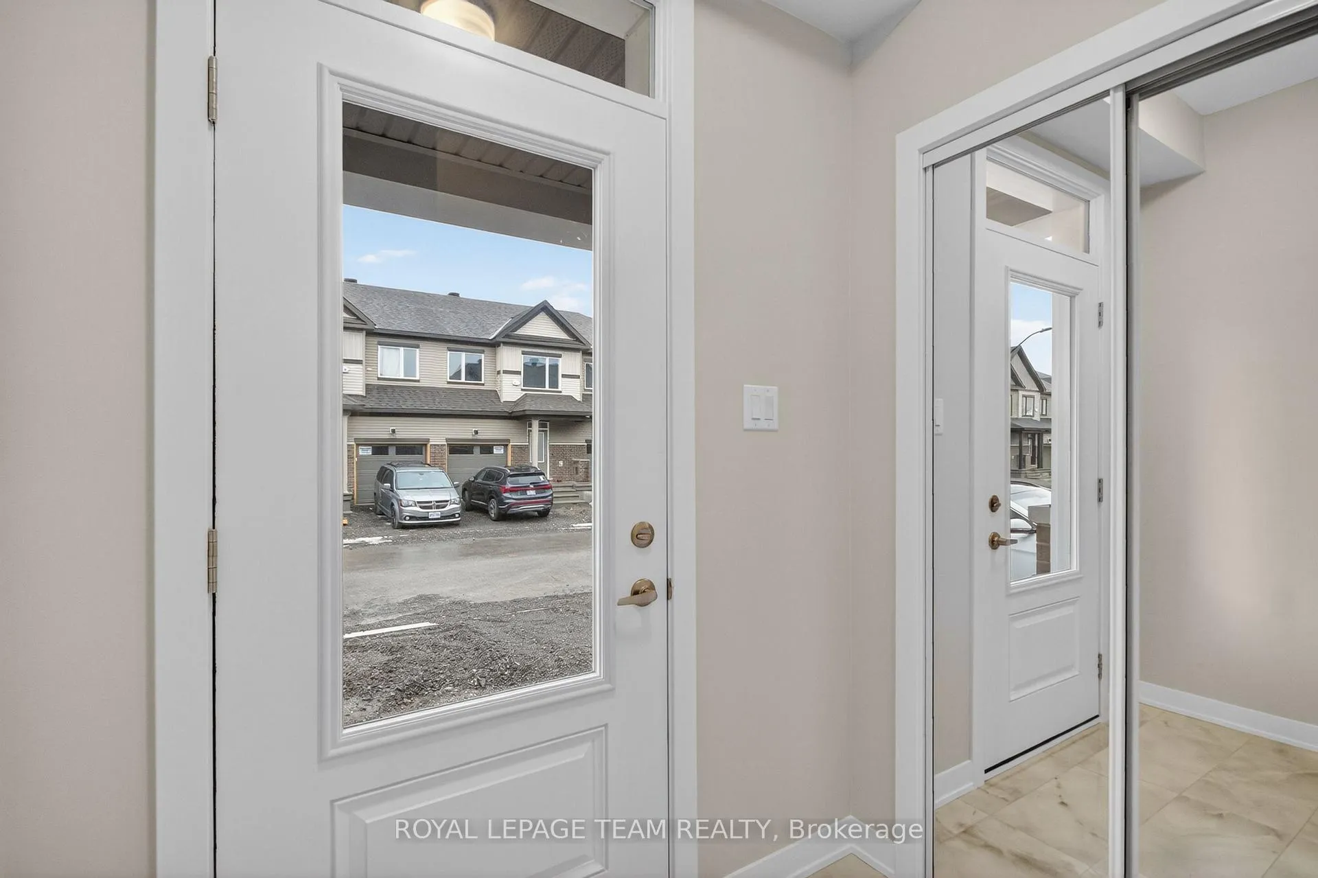 Photo 5 of 297 Les Emmerson Drive, Ottawa, Barrhaven - Heritage Park — HOMEH
