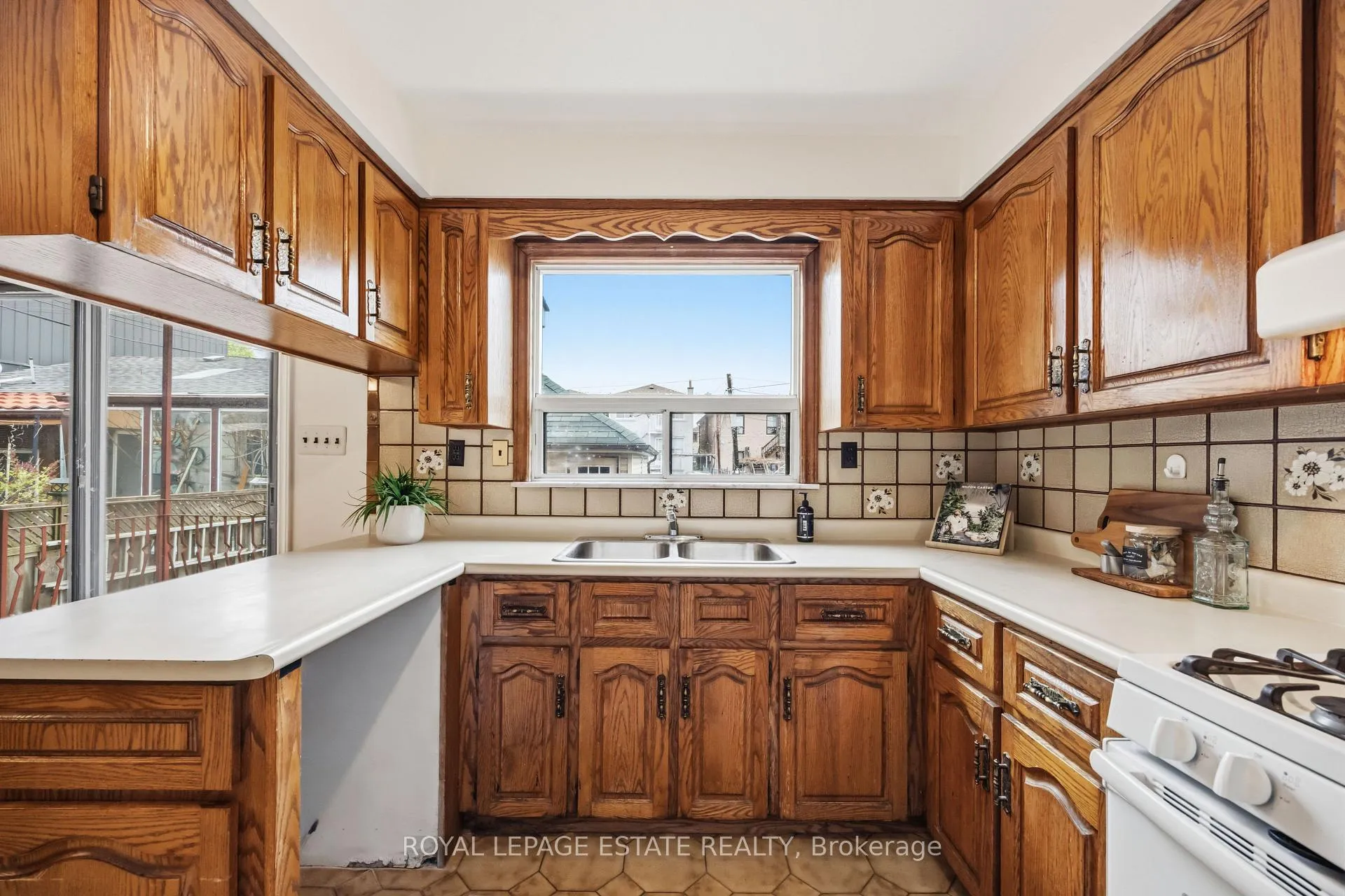 Photo 10 of 293 Harvie Avenue, Toronto, Caledonia-Fairbank — HOMEH