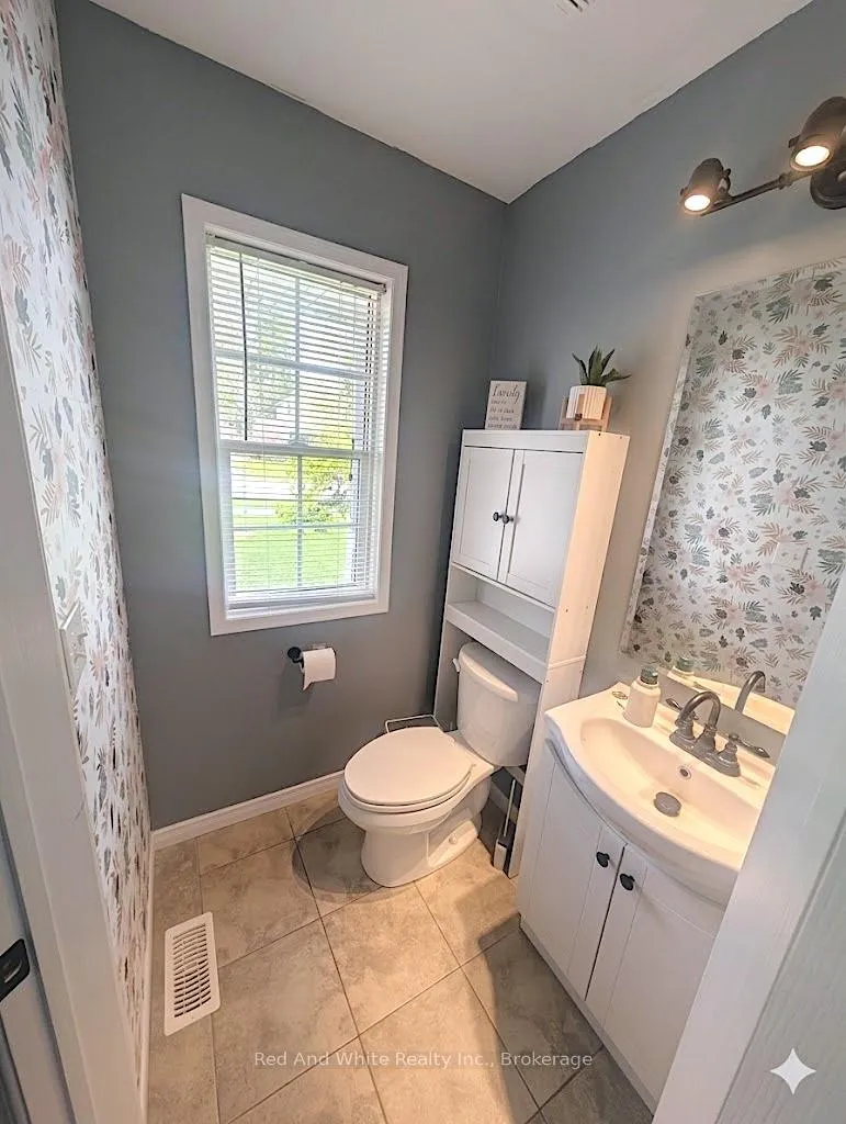 Photo 16 of 37 Hilltop Drive, North Dumfries — HOMEH