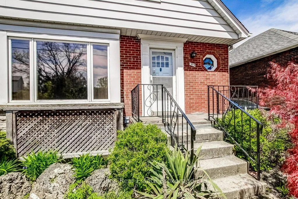 Photo 3 of 209 Parkview Drive, Hamilton, Westdale — HOMEH