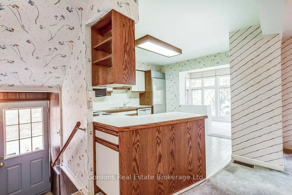 Photo 10 of 209 Parkview Drive, Hamilton, Westdale — HOMEH