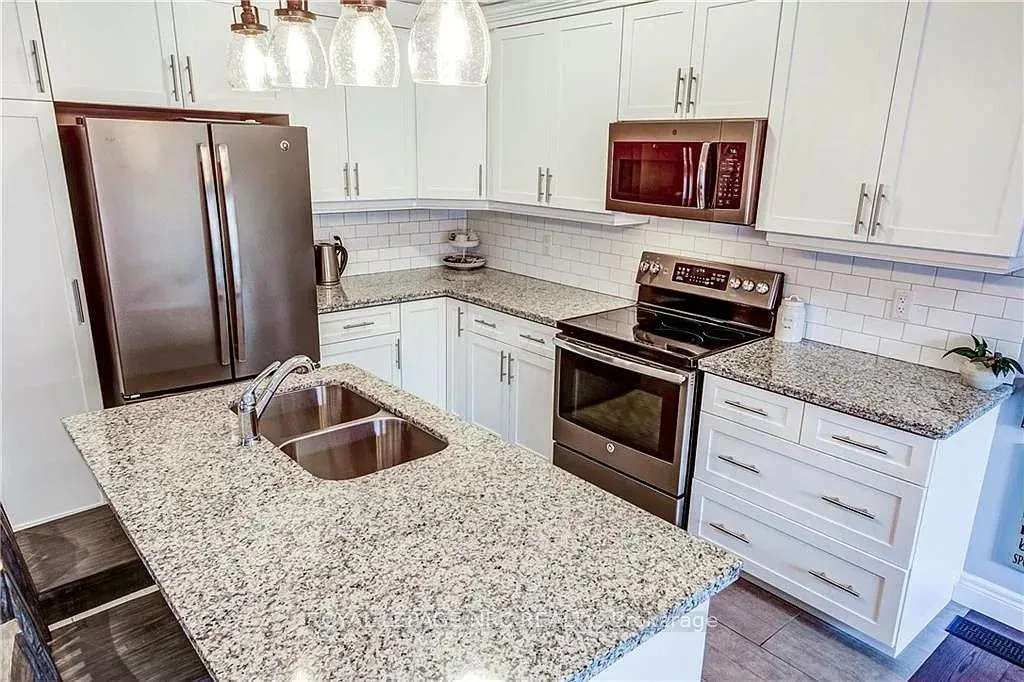Photo 3 of Unit 14, 98 Shoreview Place W, Hamilton, Lakeshore — HOMEH