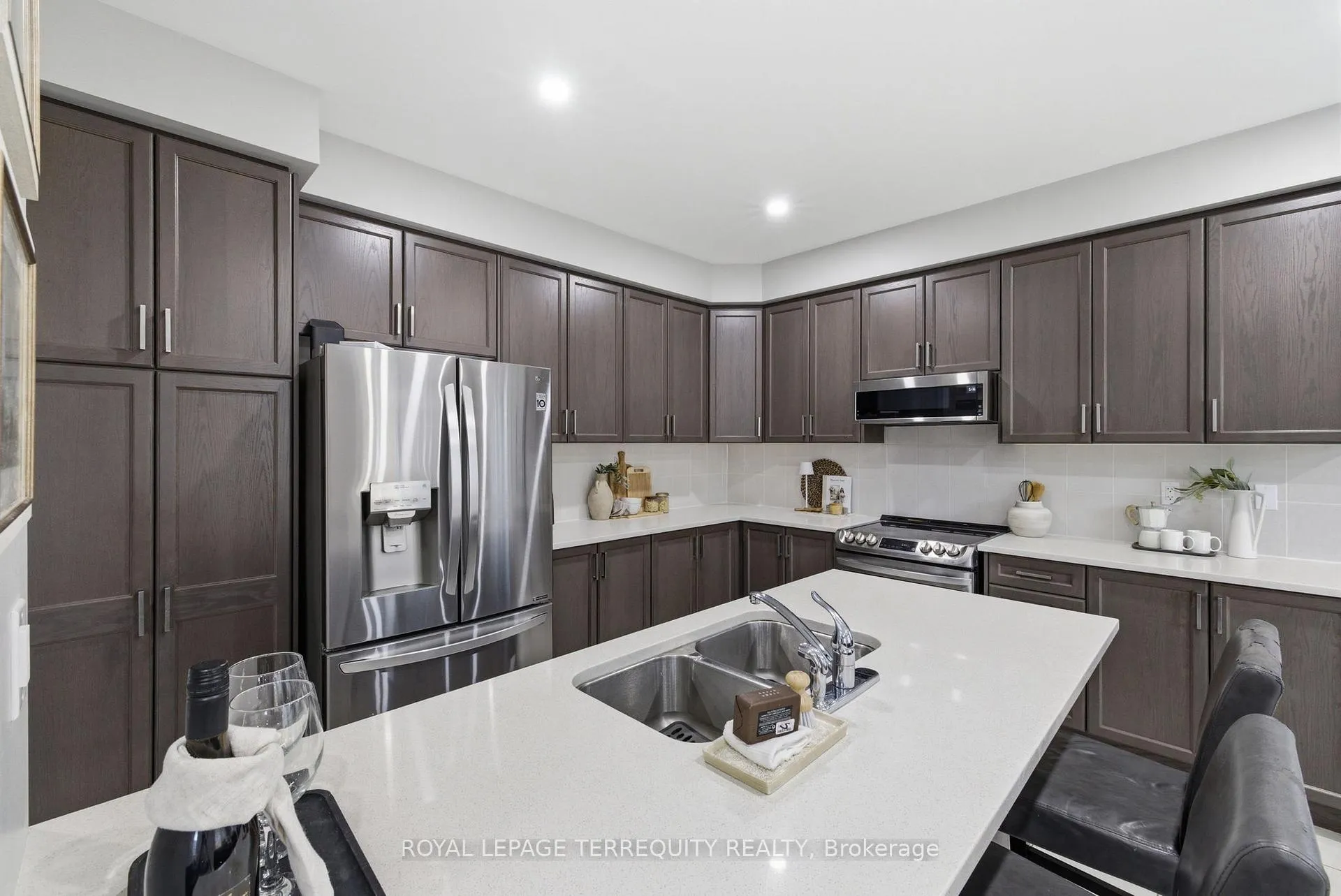 Photo 10 of 215 Ronald Hooper Avenue, Clarington, Bowmanville — HOMEH