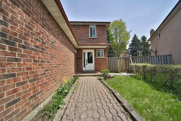Photo 3 of 20 Mozart Crescent, Brampton, Brampton South — HOMEH