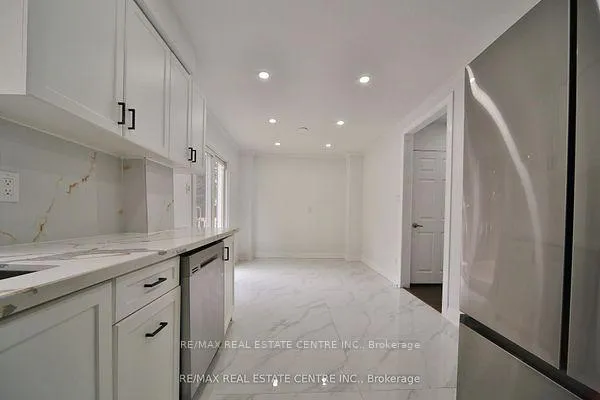Photo 10 of 20 Mozart Crescent, Brampton, Brampton South — HOMEH