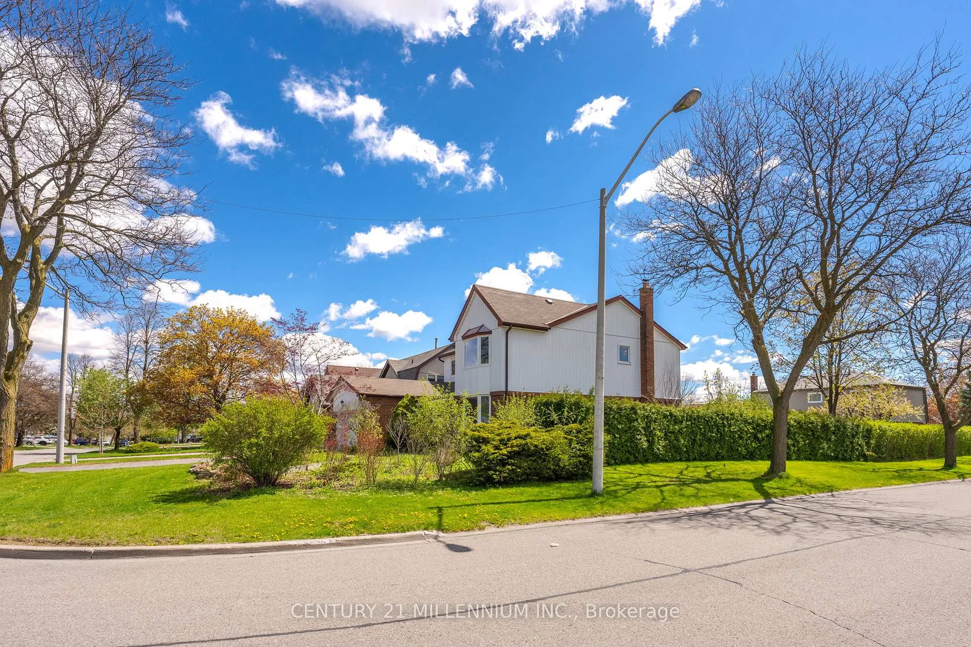 Photo 3 of 30 Milford Crescent, Brampton, Central Park — HOMEH