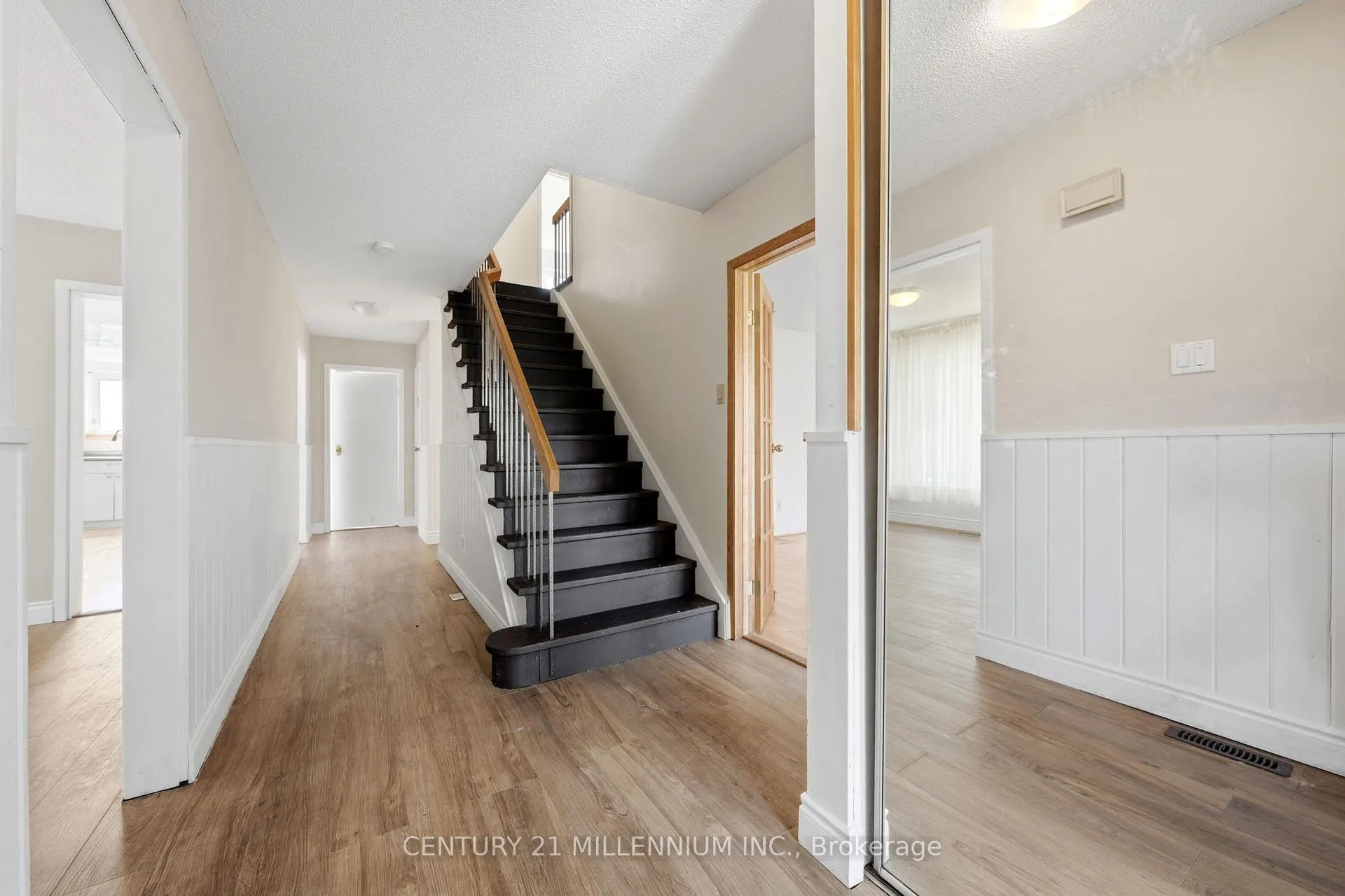 Photo 6 of 30 Milford Crescent, Brampton, Central Park — HOMEH