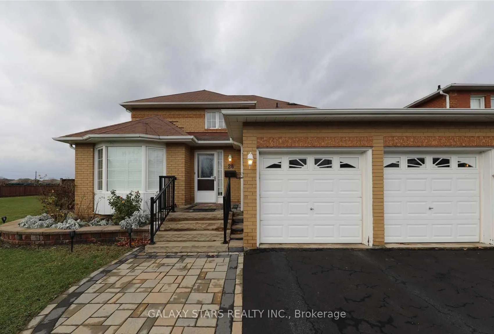 Photo 2 of 28 Eric Clarke Drive, Whitby, Rolling Acres — HOMEH
