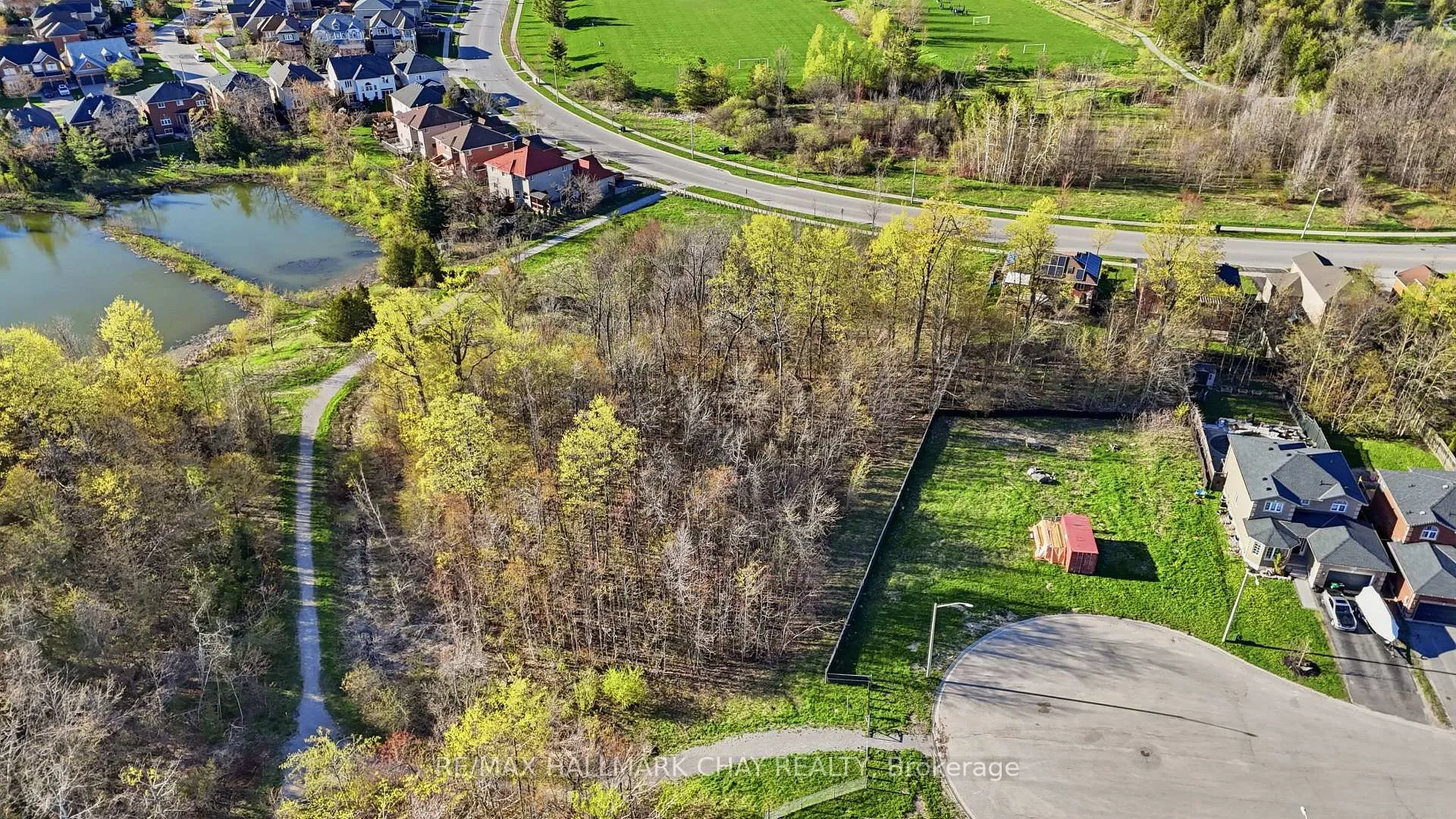Photo 2 of 18 Prince Edward Place, Barrie, Innis-Shore — HOMEH