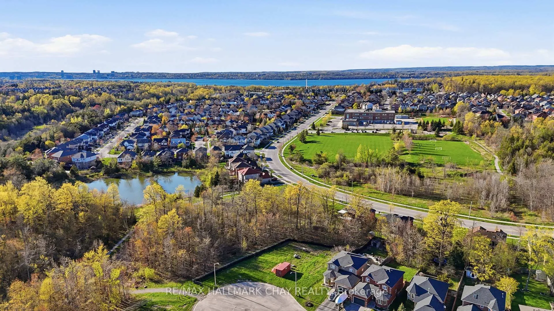 Photo 3 of 18 Prince Edward Place, Barrie, Innis-Shore — HOMEH