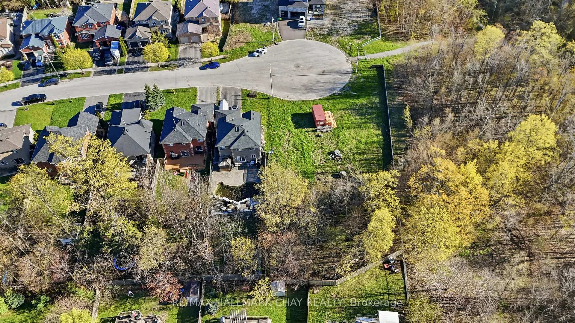 Photo 4 of 18 Prince Edward Place, Barrie, Innis-Shore — HOMEH