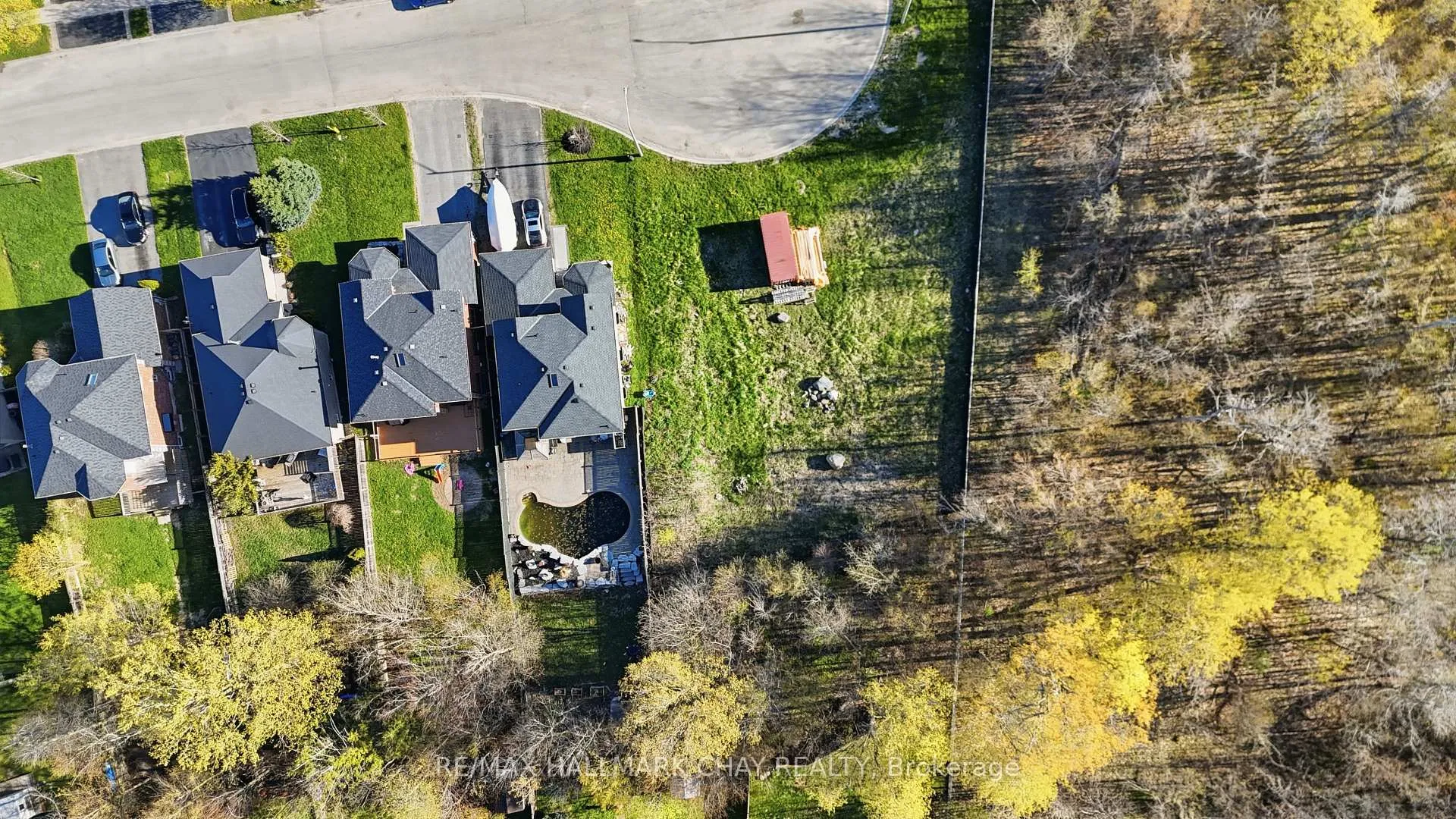 Photo 5 of 18 Prince Edward Place, Barrie, Innis-Shore — HOMEH