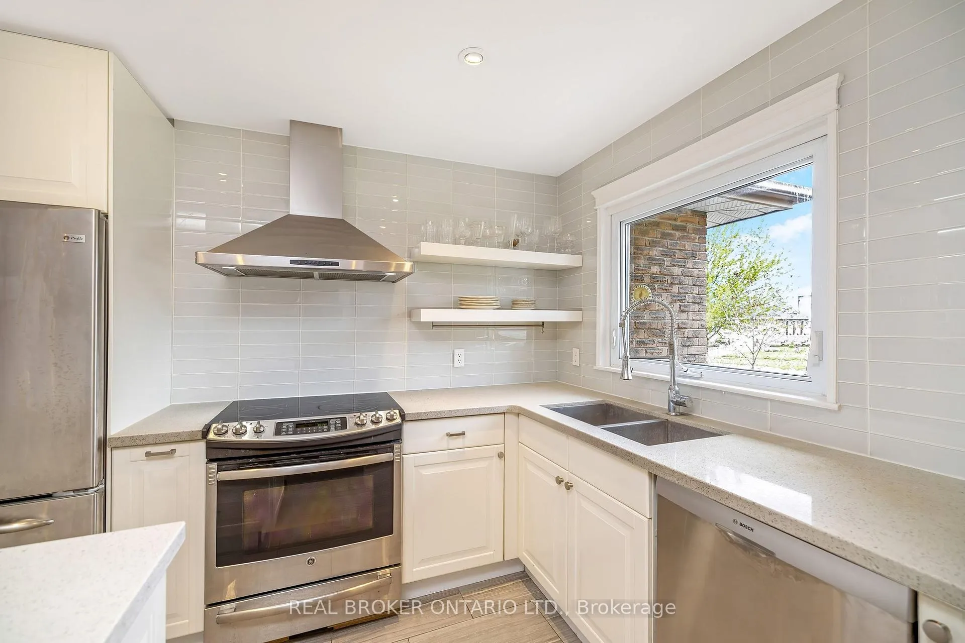 Photo 13 of 752 Mackenzie Drive, Milton, Dorset Park — HOMEH