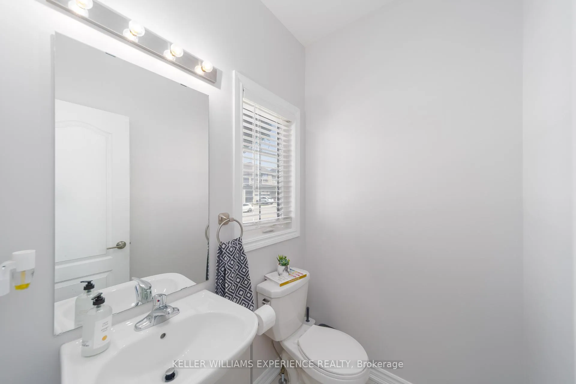 Photo 5 of 52 Mabern Street, Barrie, Rural Barrie Southwest — HOMEH