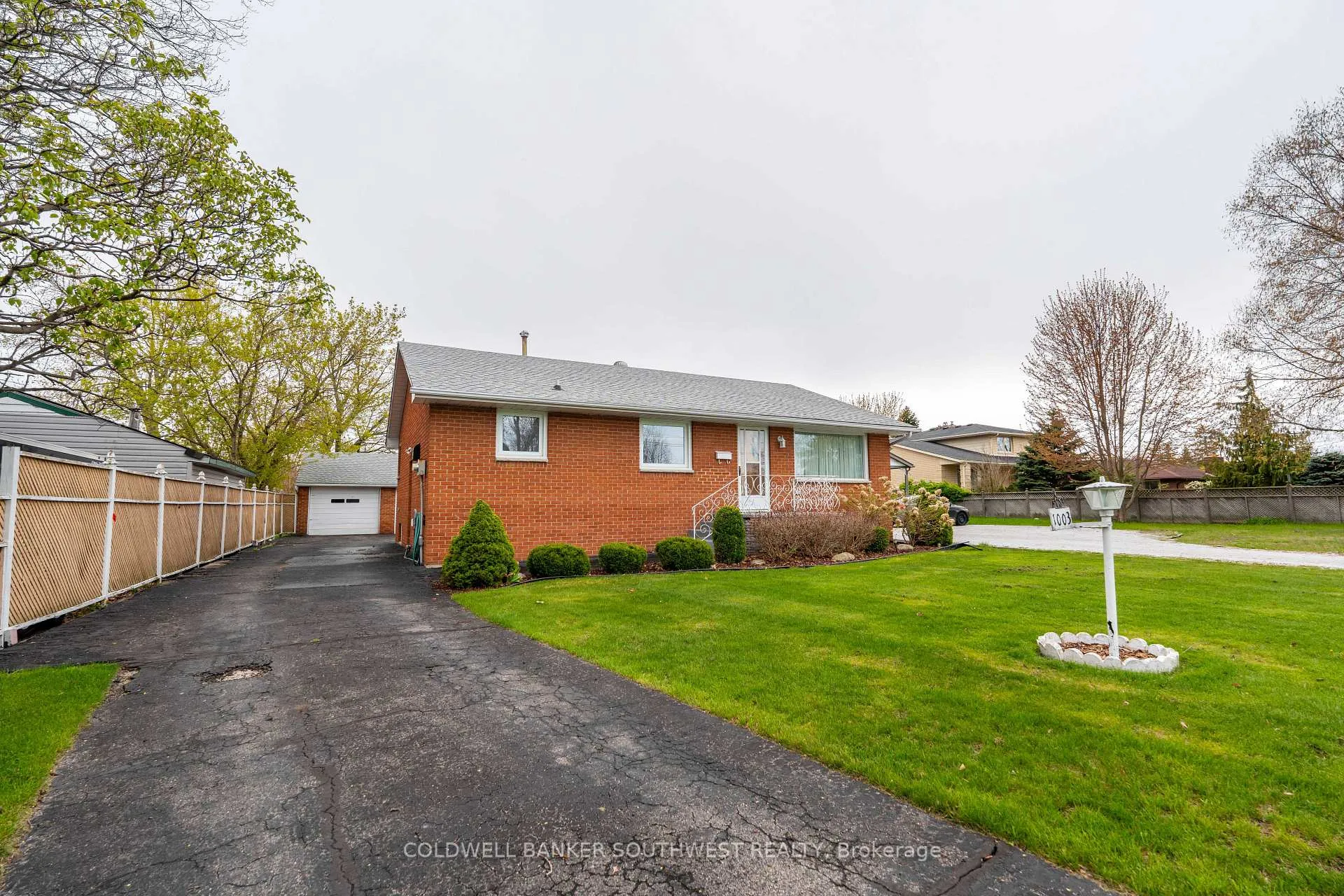 Photo 2 of 1003 Michigan Avenue, Sarnia — HOMEH