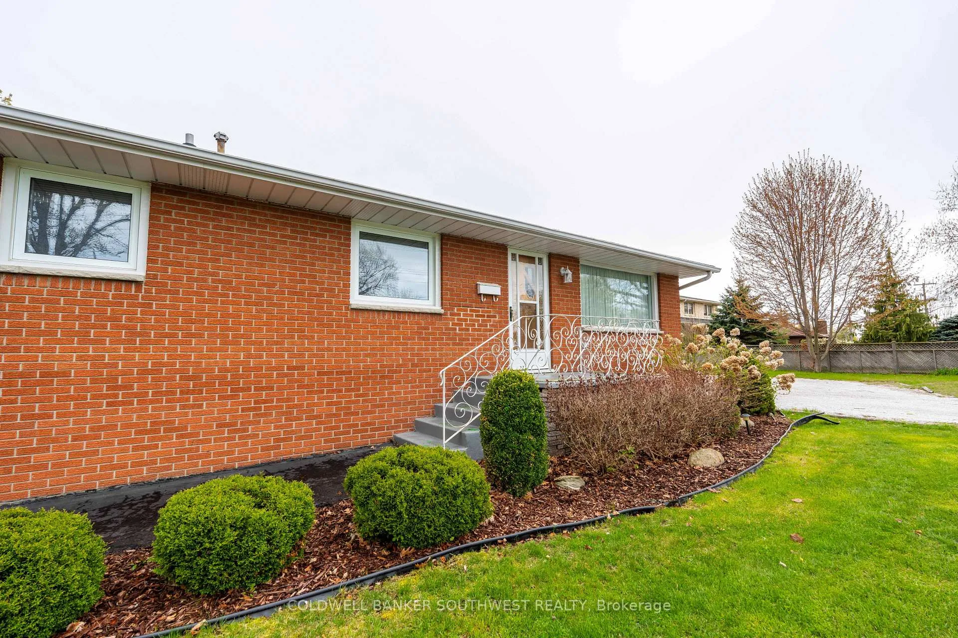 Photo 3 of 1003 Michigan Avenue, Sarnia — HOMEH