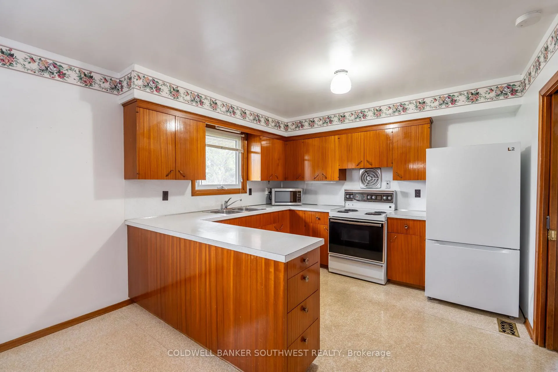 Photo 9 of 1003 Michigan Avenue, Sarnia — HOMEH