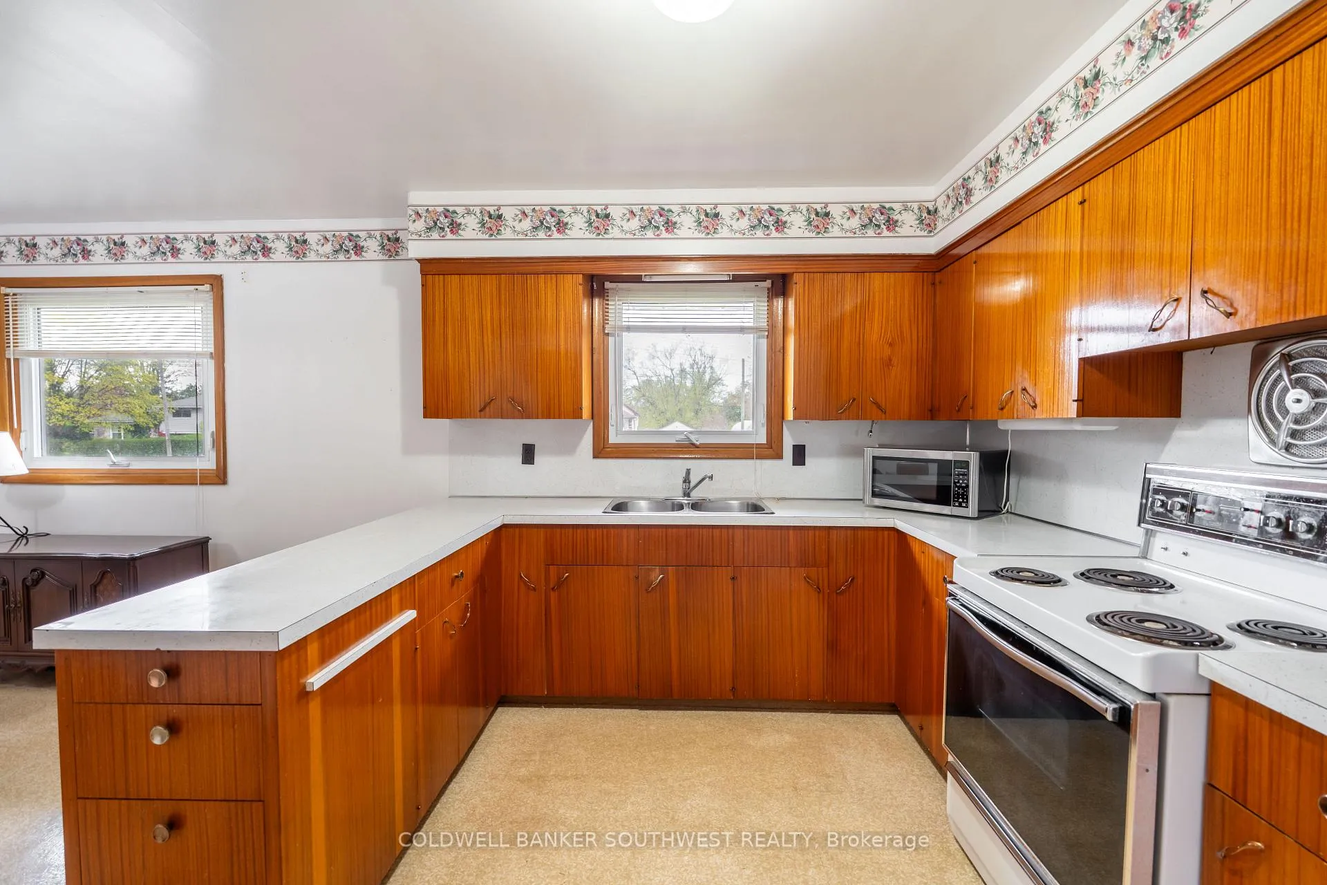 Photo 11 of 1003 Michigan Avenue, Sarnia — HOMEH