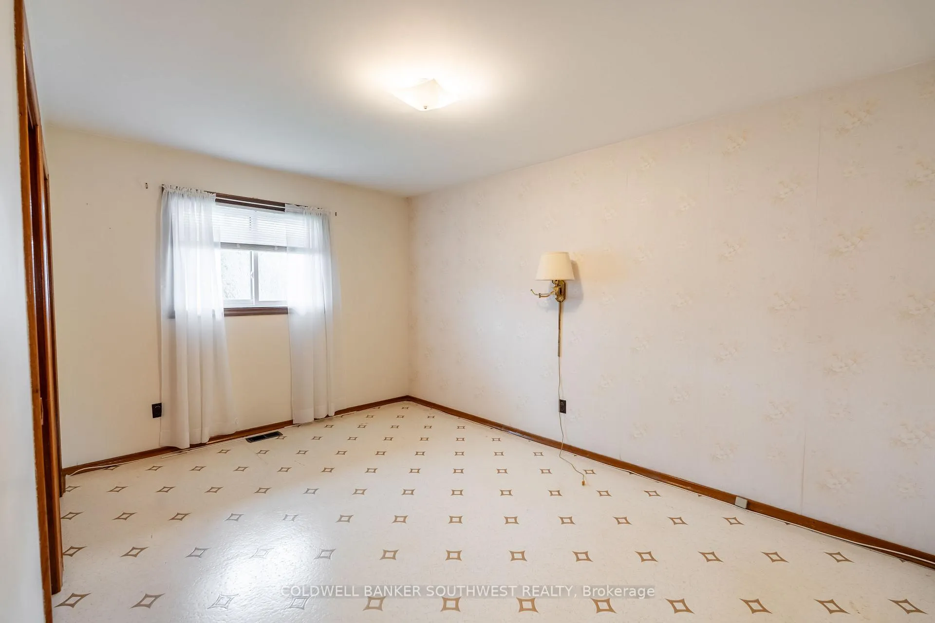 Photo 15 of 1003 Michigan Avenue, Sarnia — HOMEH