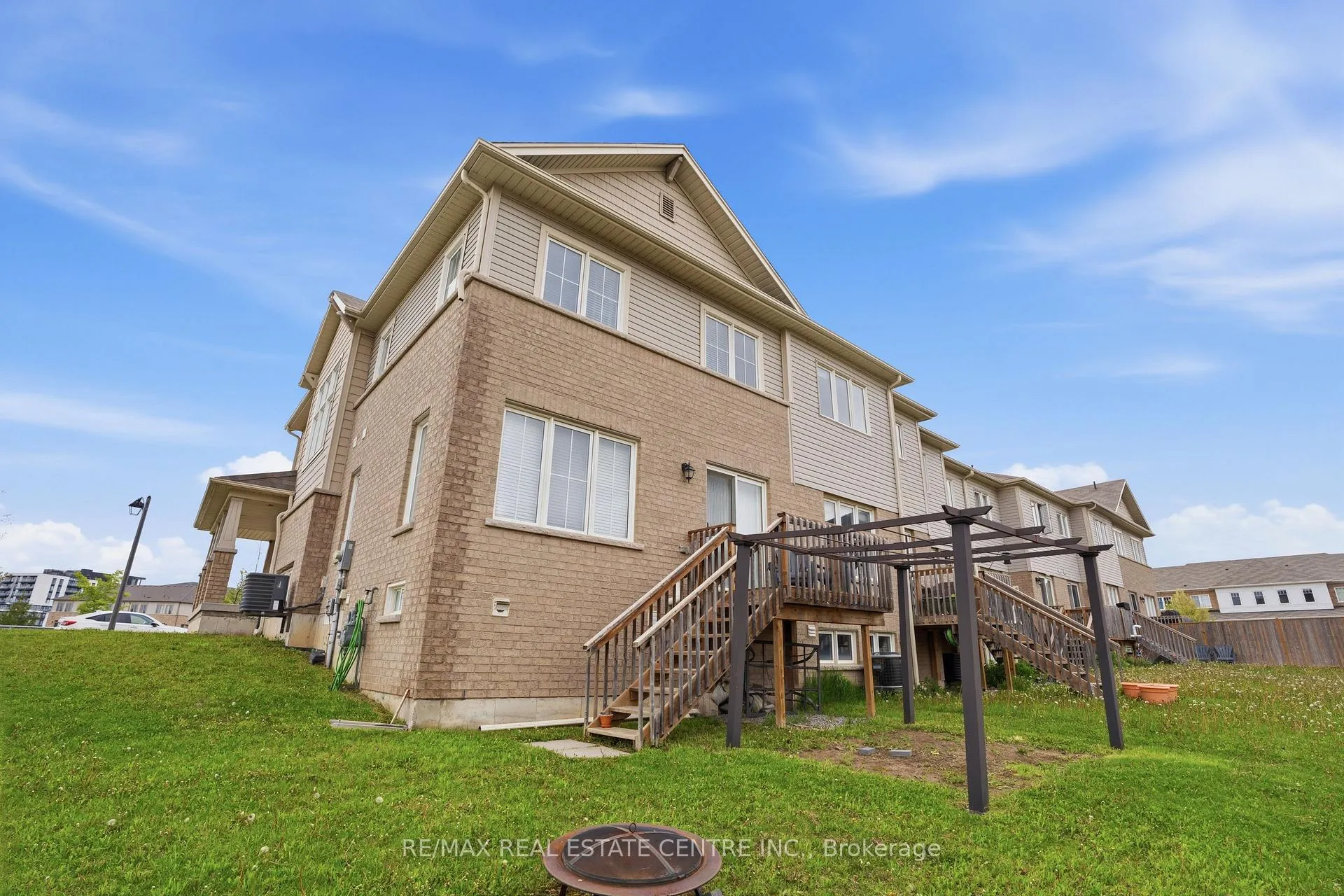 Photo 23 of 45 Longboat Run W, Brantford, Shellard Lane — HOMEH