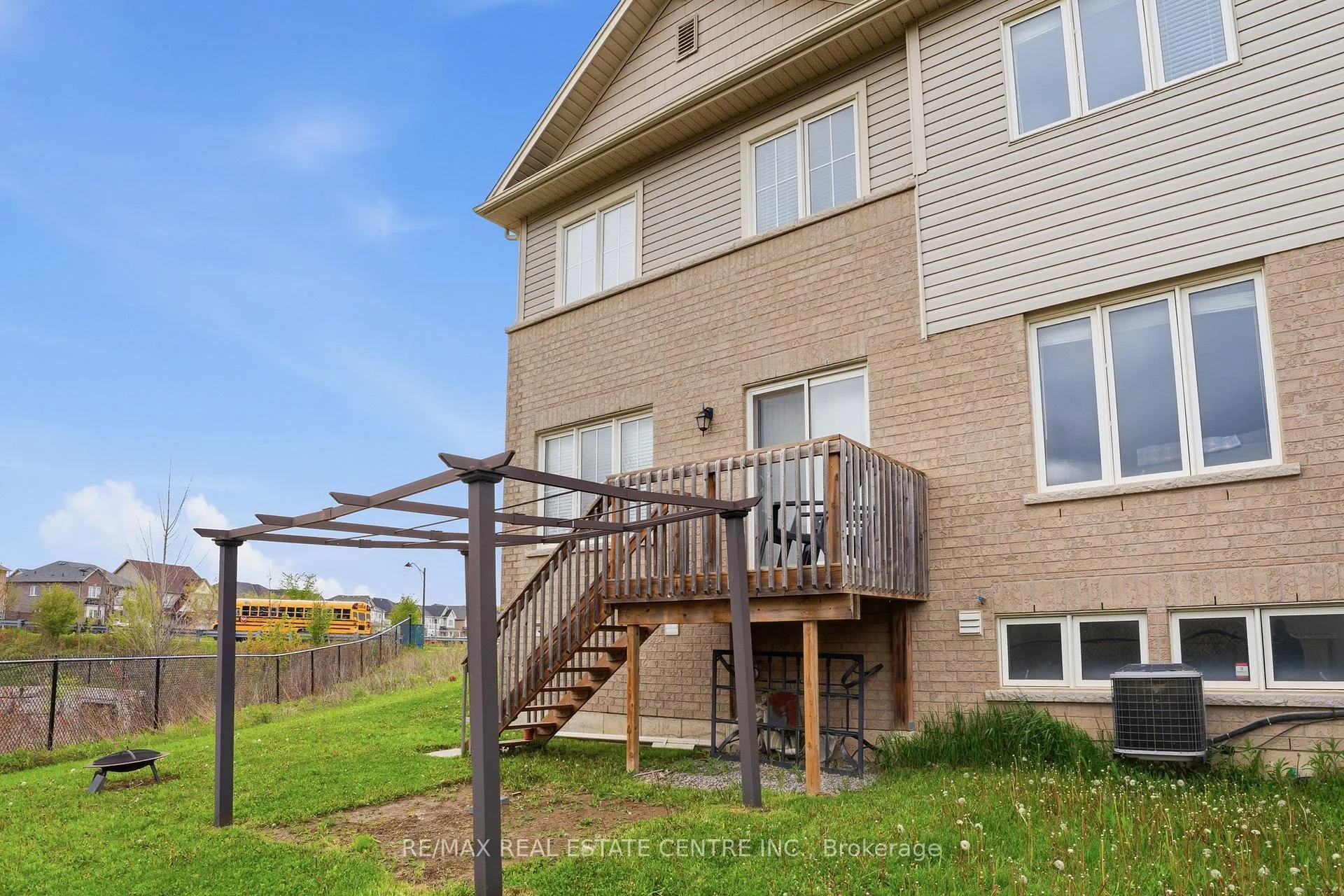 Photo 25 of 45 Longboat Run W, Brantford, Shellard Lane — HOMEH