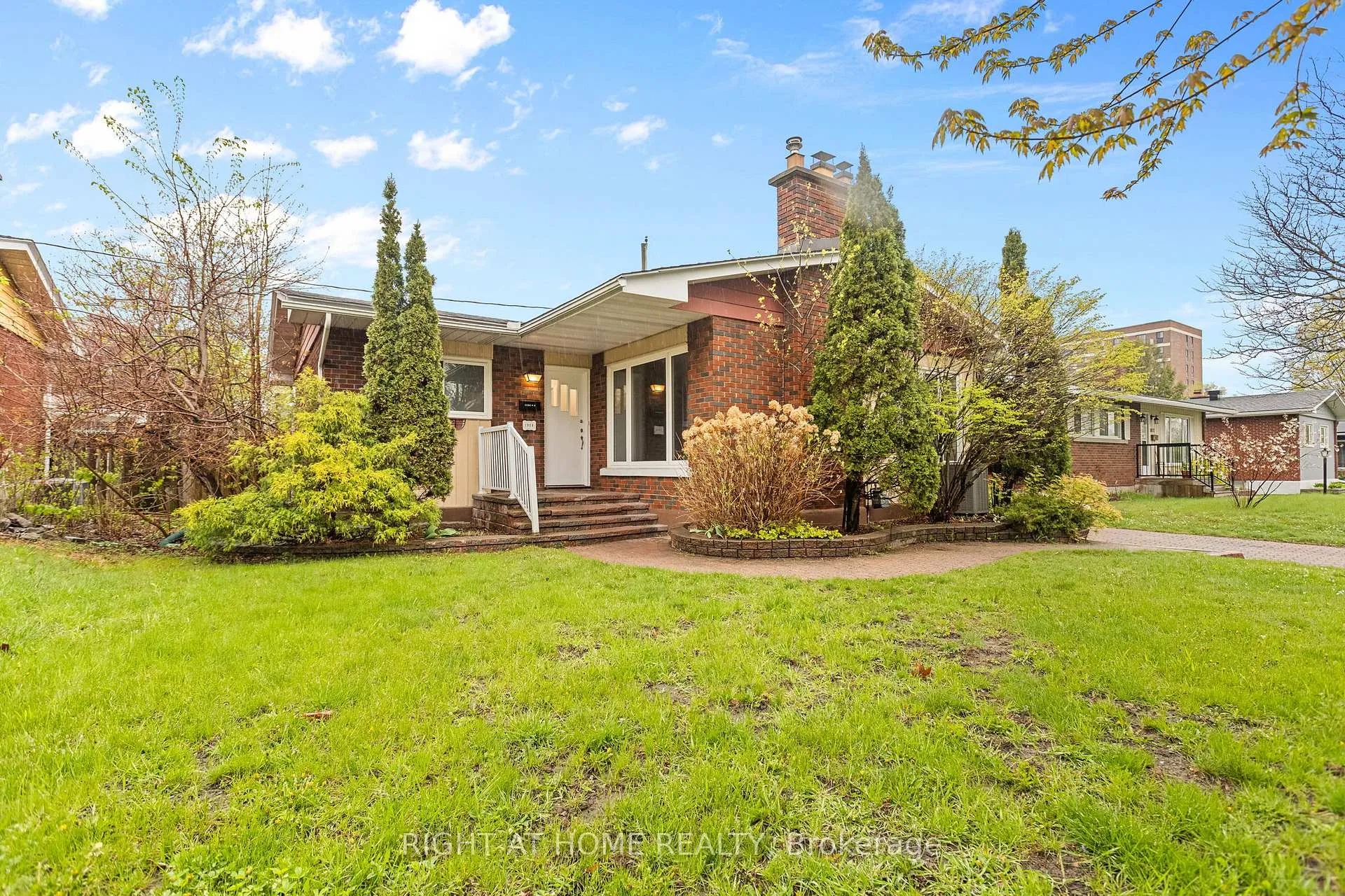 Photo 4 of 1808 Gilbert Avenue, Ottawa, Bel Air Heights — HOMEH