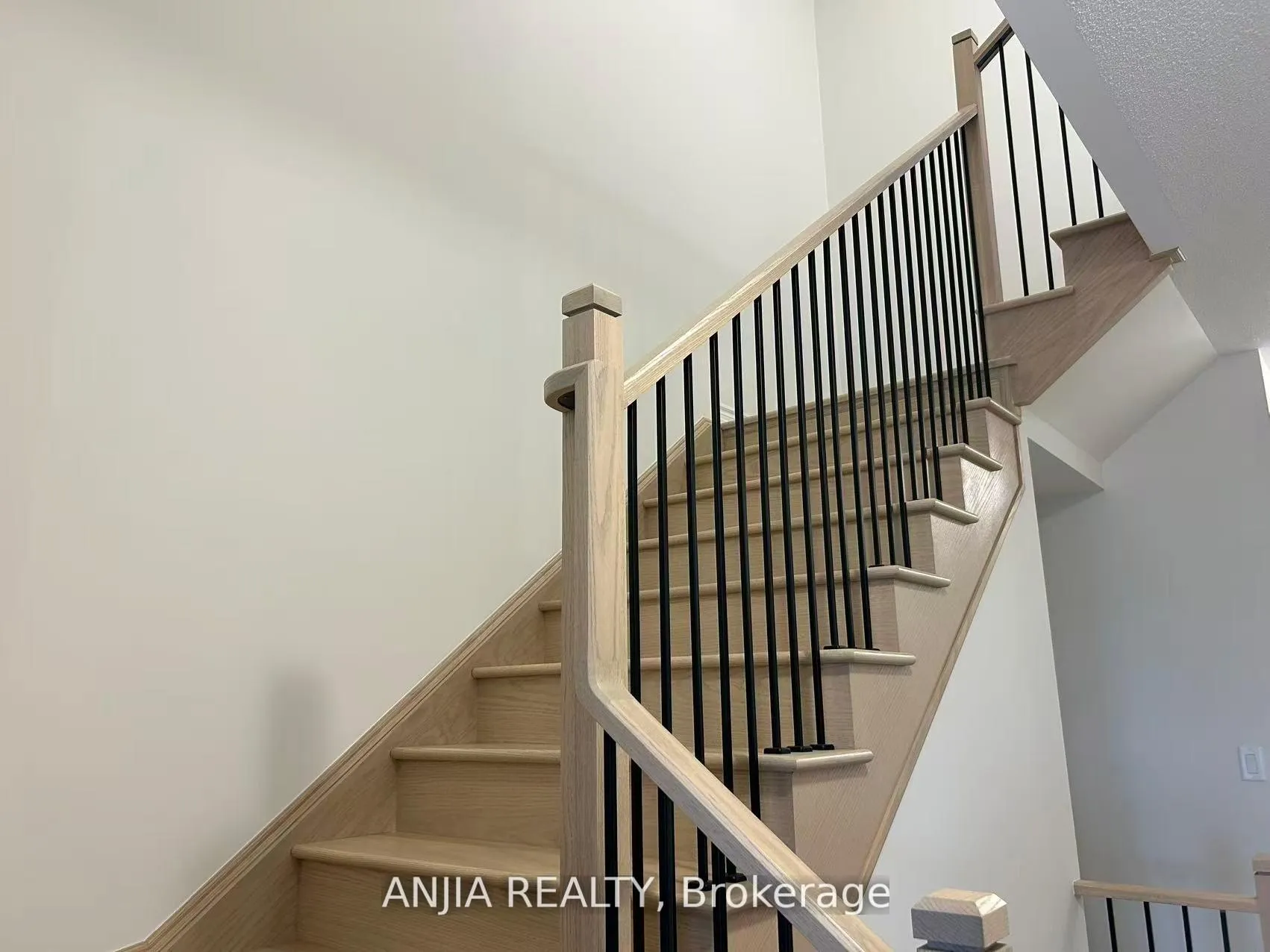 Photo 9 of 65 Greer Street, Barrie, Rural Barrie Southeast — HOMEH
