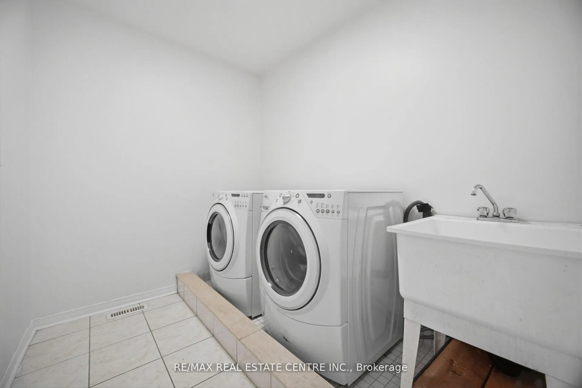 Photo 32 of 23 Brucewood Road, Brampton, Sandringham-Wellington — HOMEH