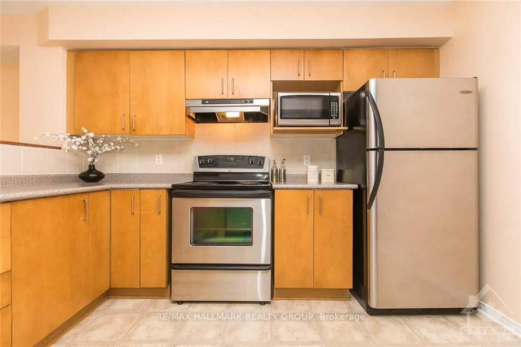 Photo 4 of 124 Tall Oak Private, Ottawa, Riverview Park — HOMEH