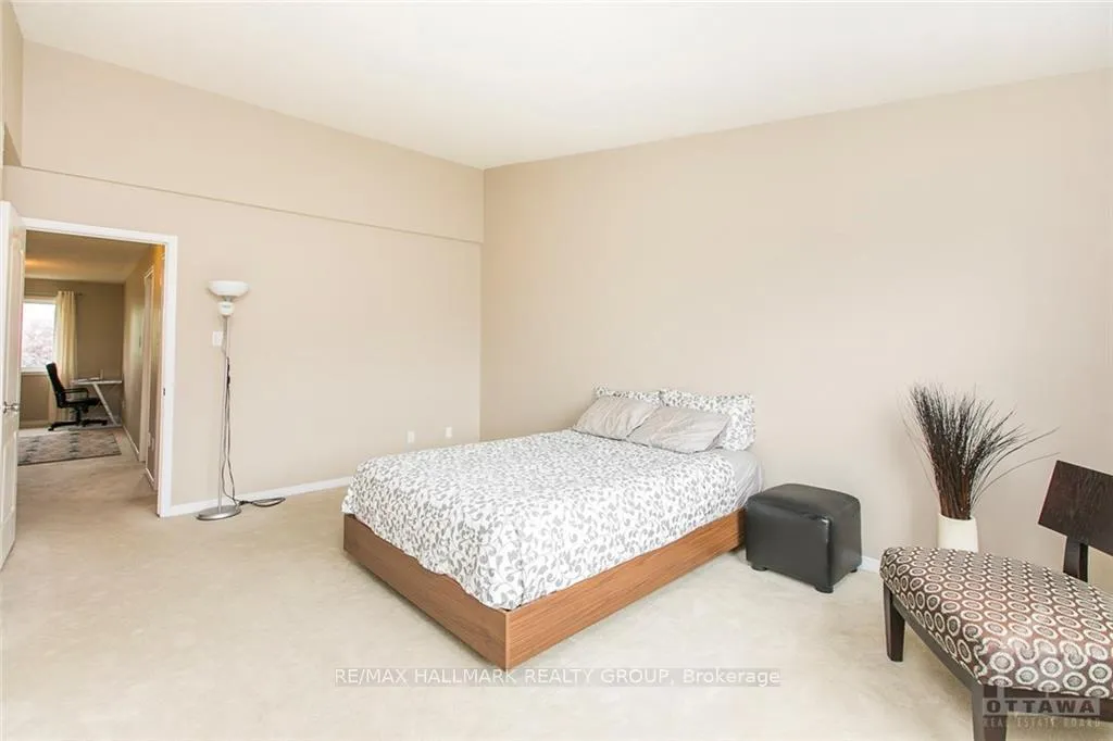 Photo 13 of 124 Tall Oak Private, Ottawa, Riverview Park — HOMEH
