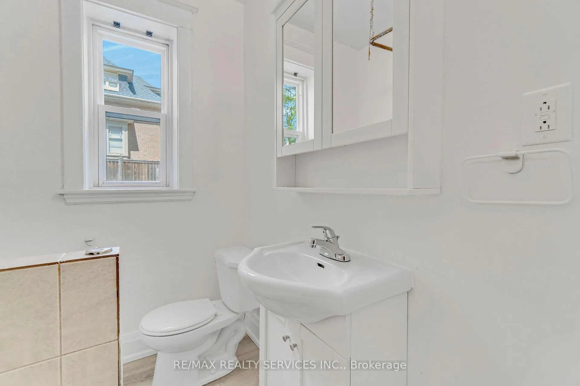 Photo 13 of Unit 4, 104 Sherman Avenue S, Hamilton, Gibson — HOMEH