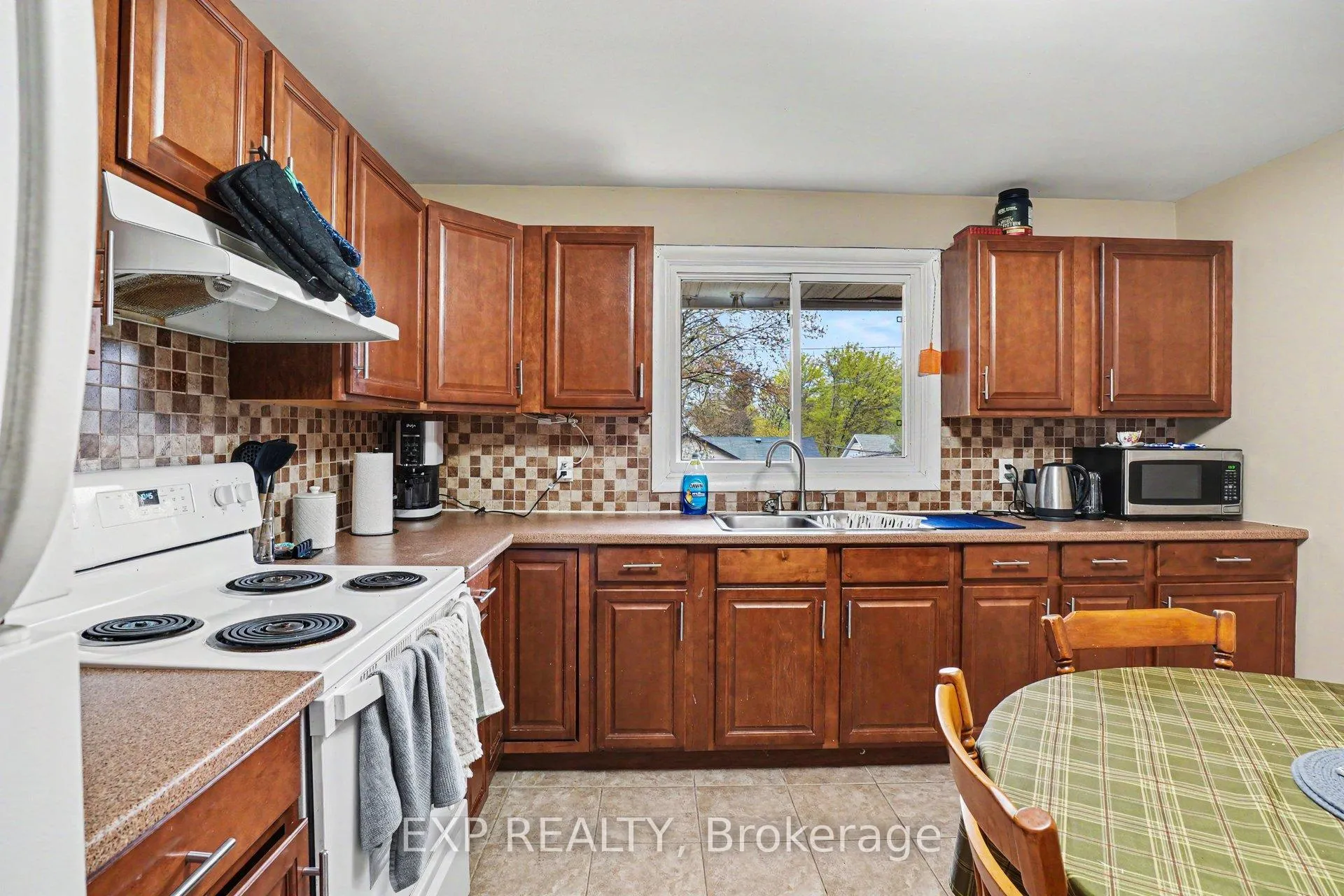 Photo 6 of 885 Pinewood Crescent, Ottawa, Queensway Terrace North — HOMEH