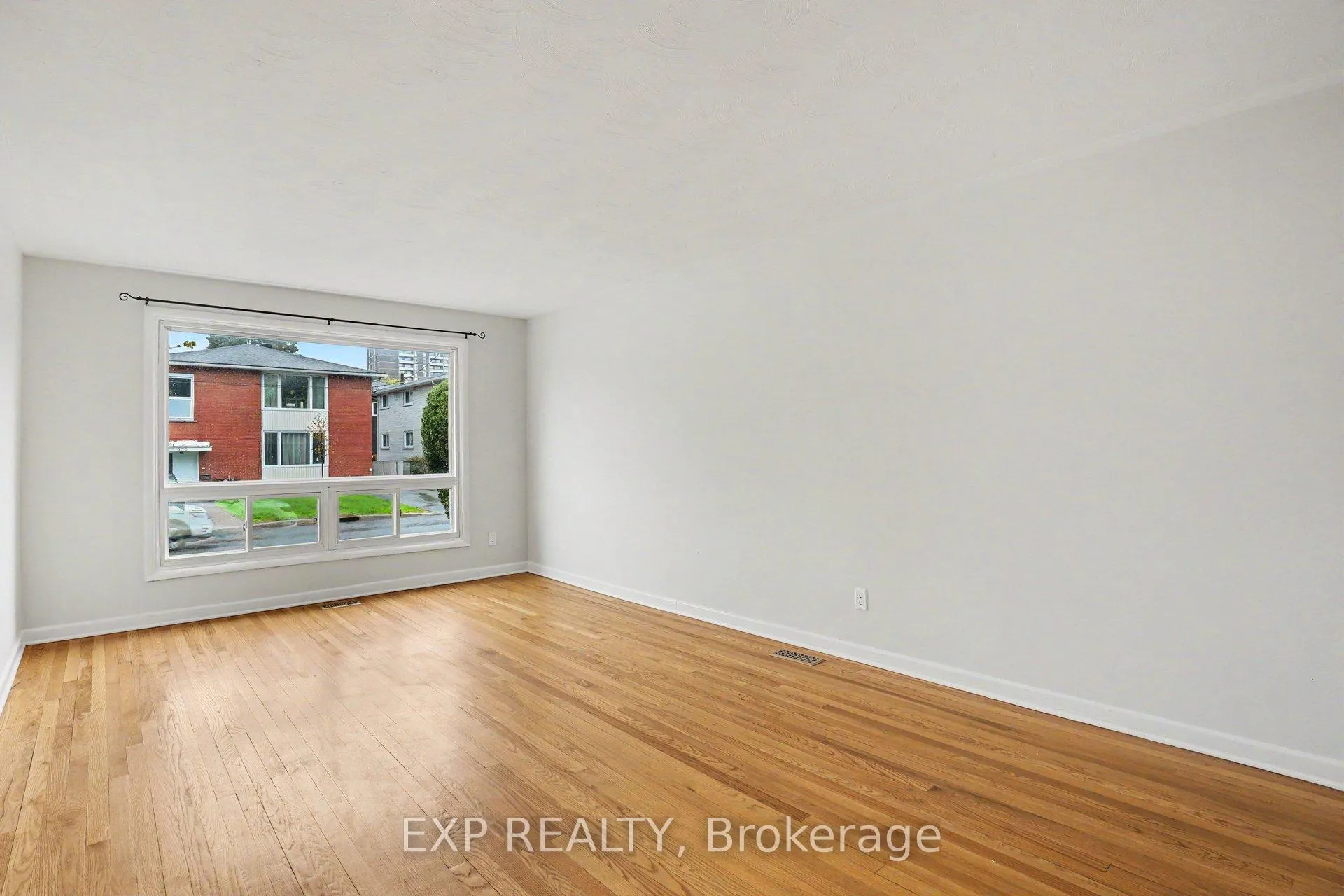 Photo 12 of 885 Pinewood Crescent, Ottawa, Queensway Terrace North — HOMEH