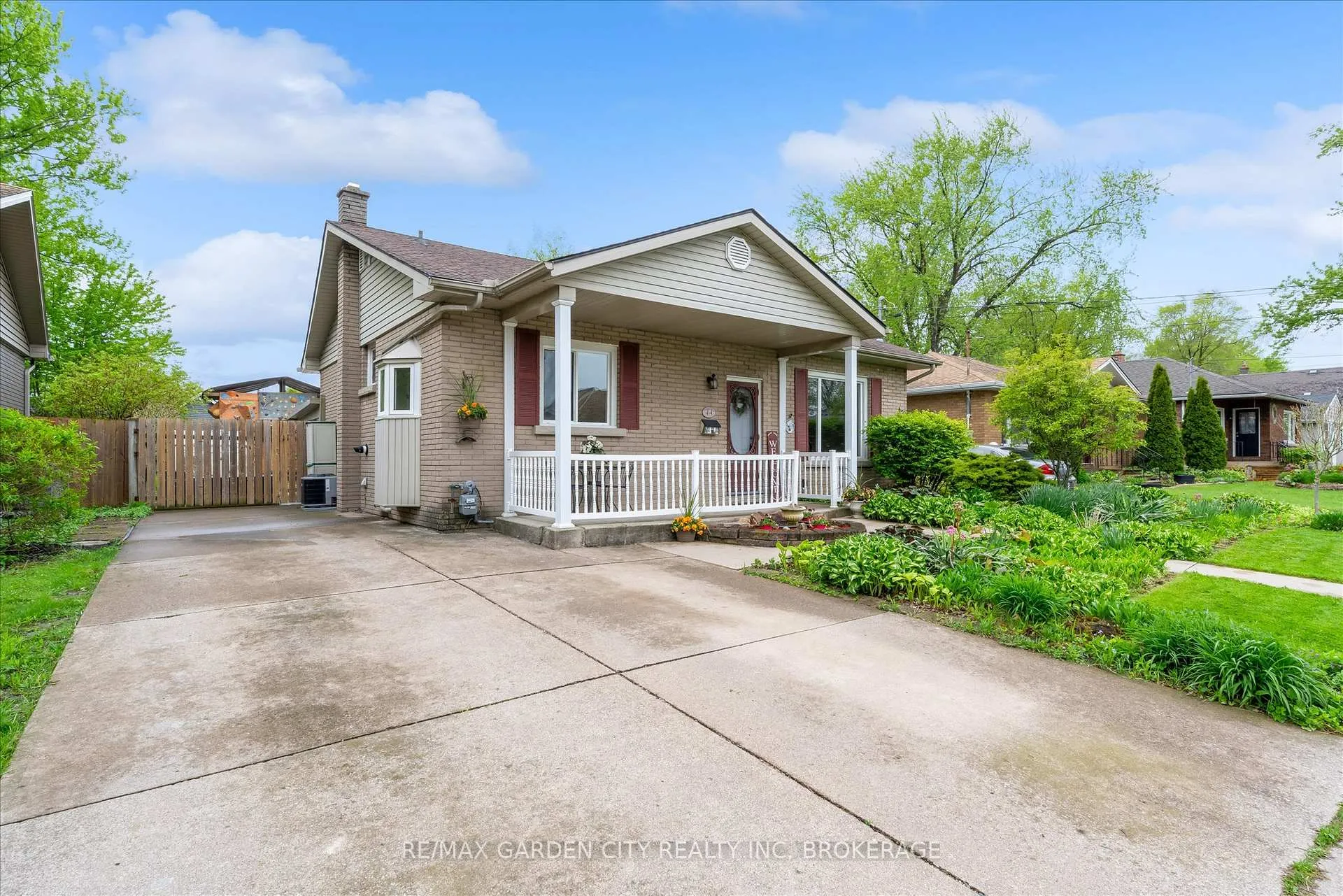 Photo 1 of 44 Alexandra Boulevard, St. Catharines, Secord Woods — HOMEH
