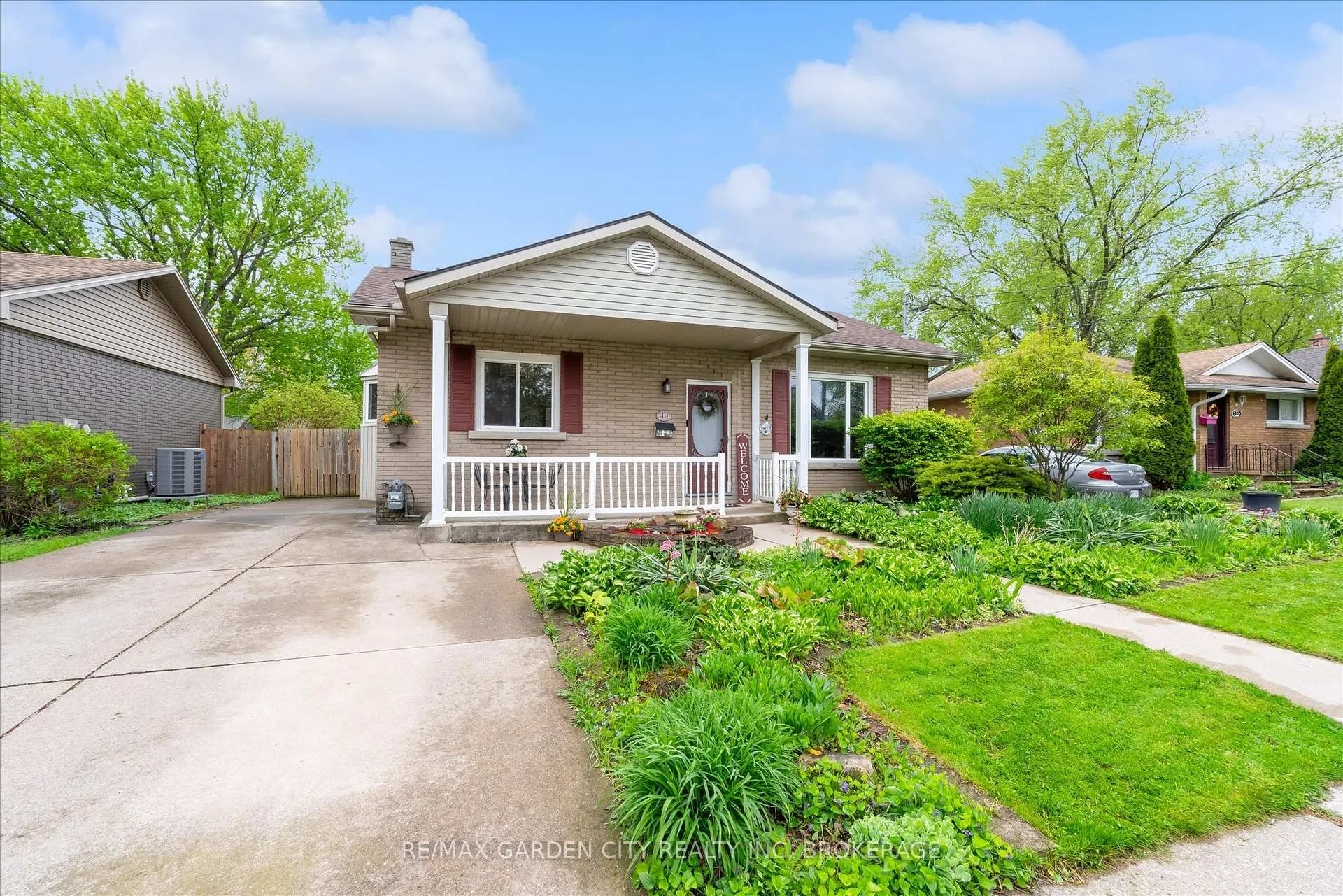 Photo 2 of 44 Alexandra Boulevard, St. Catharines, Secord Woods — HOMEH