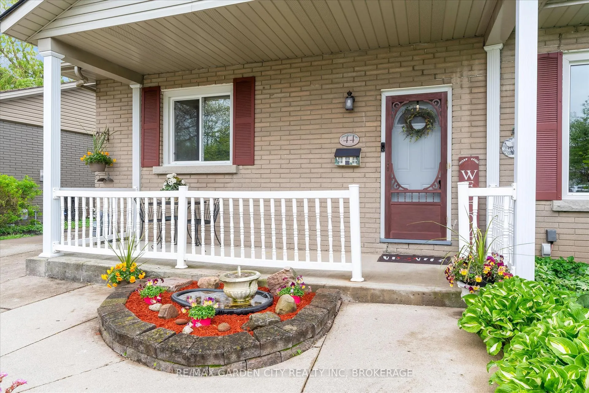 Photo 3 of 44 Alexandra Boulevard, St. Catharines, Secord Woods — HOMEH