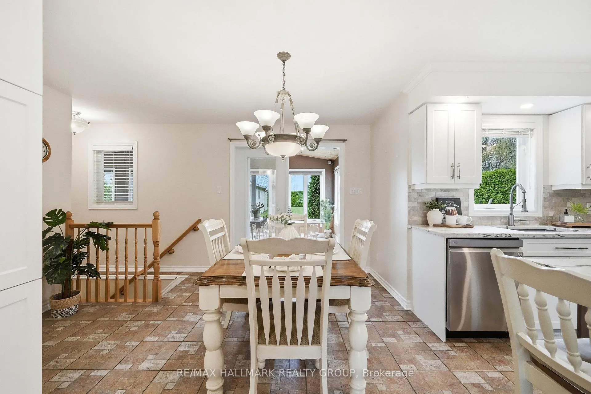 Photo 6 of 2039 Onyx Street, Ottawa, Vars Village — HOMEH