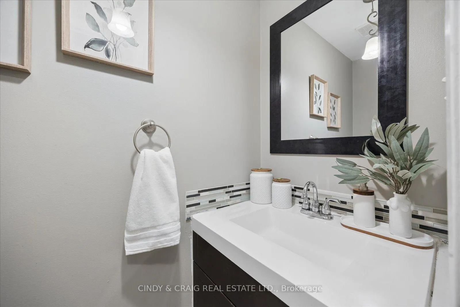Photo 8 of 31 Hillhurst Crescent, Clarington, Courtice — HOMEH