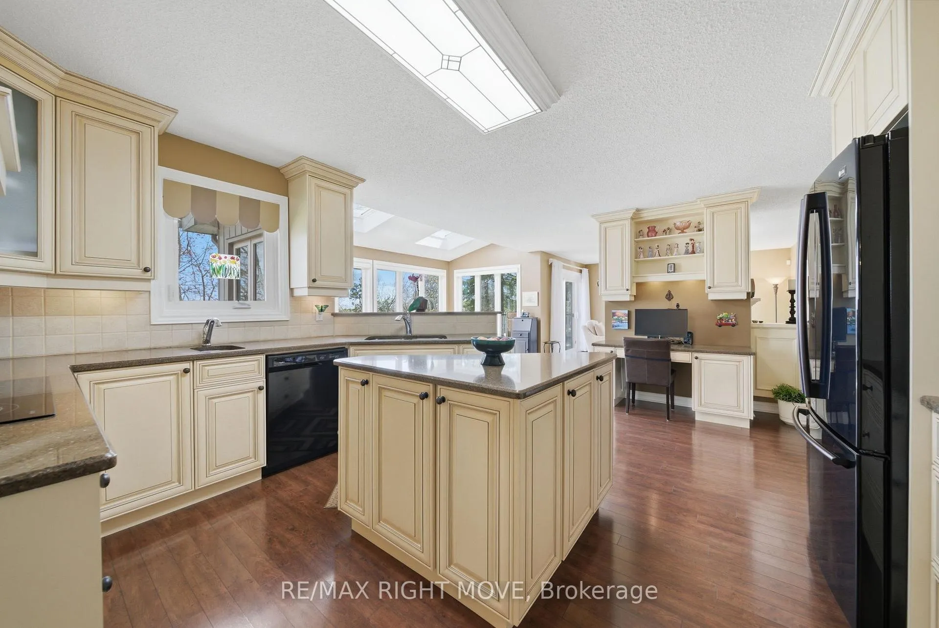 Photo 12 of 177 Brant Street W, Orillia — HOMEH