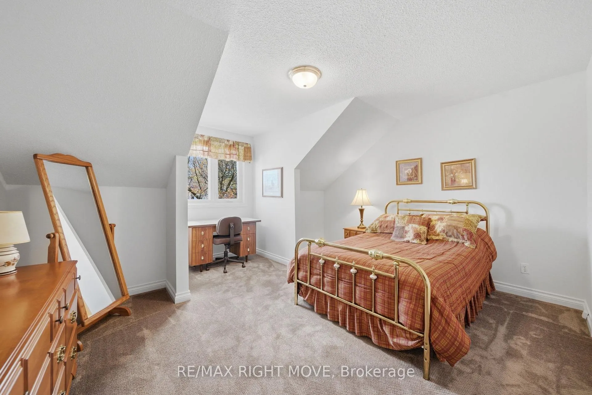 Photo 27 of 177 Brant Street W, Orillia — HOMEH