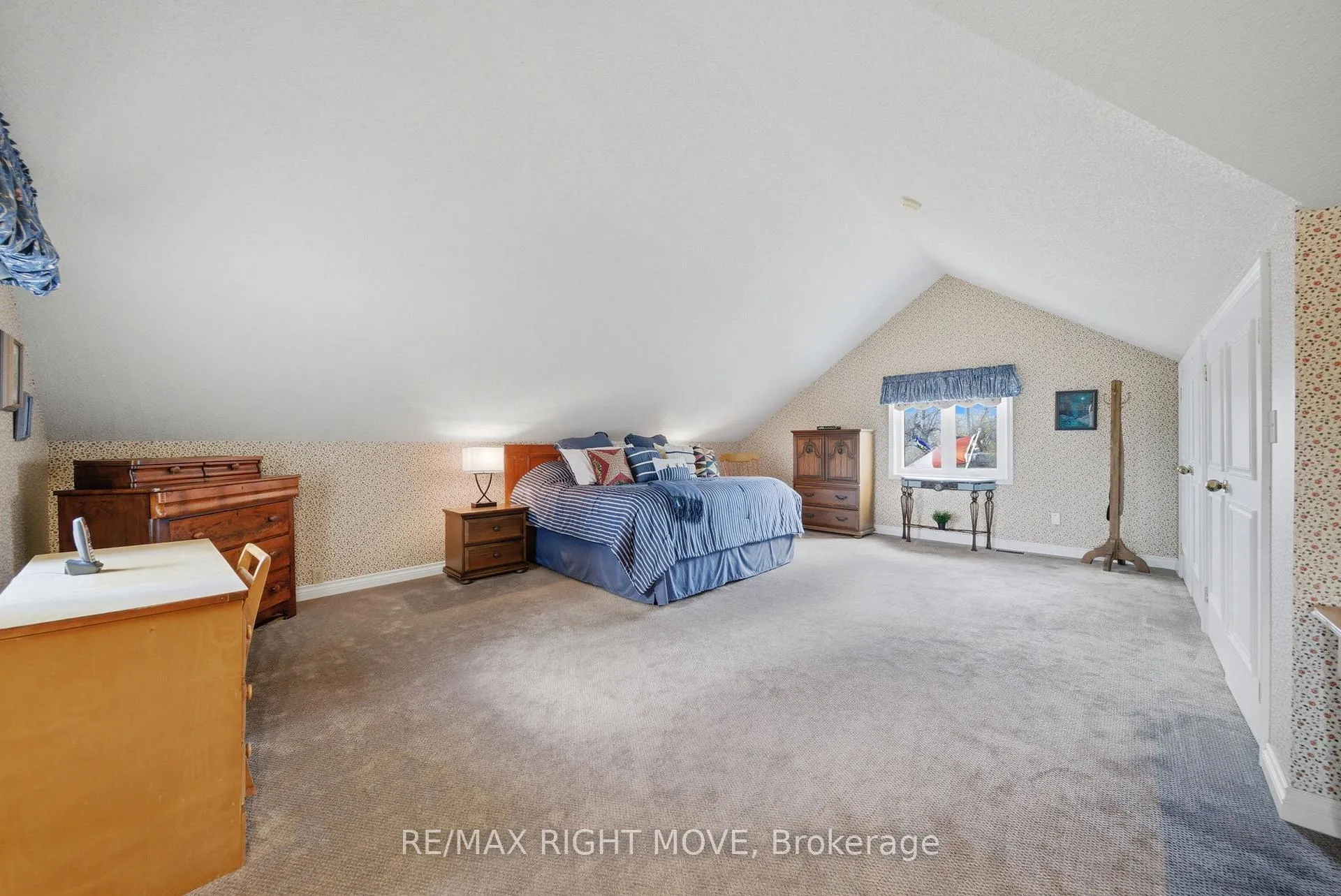 Photo 29 of 177 Brant Street W, Orillia — HOMEH