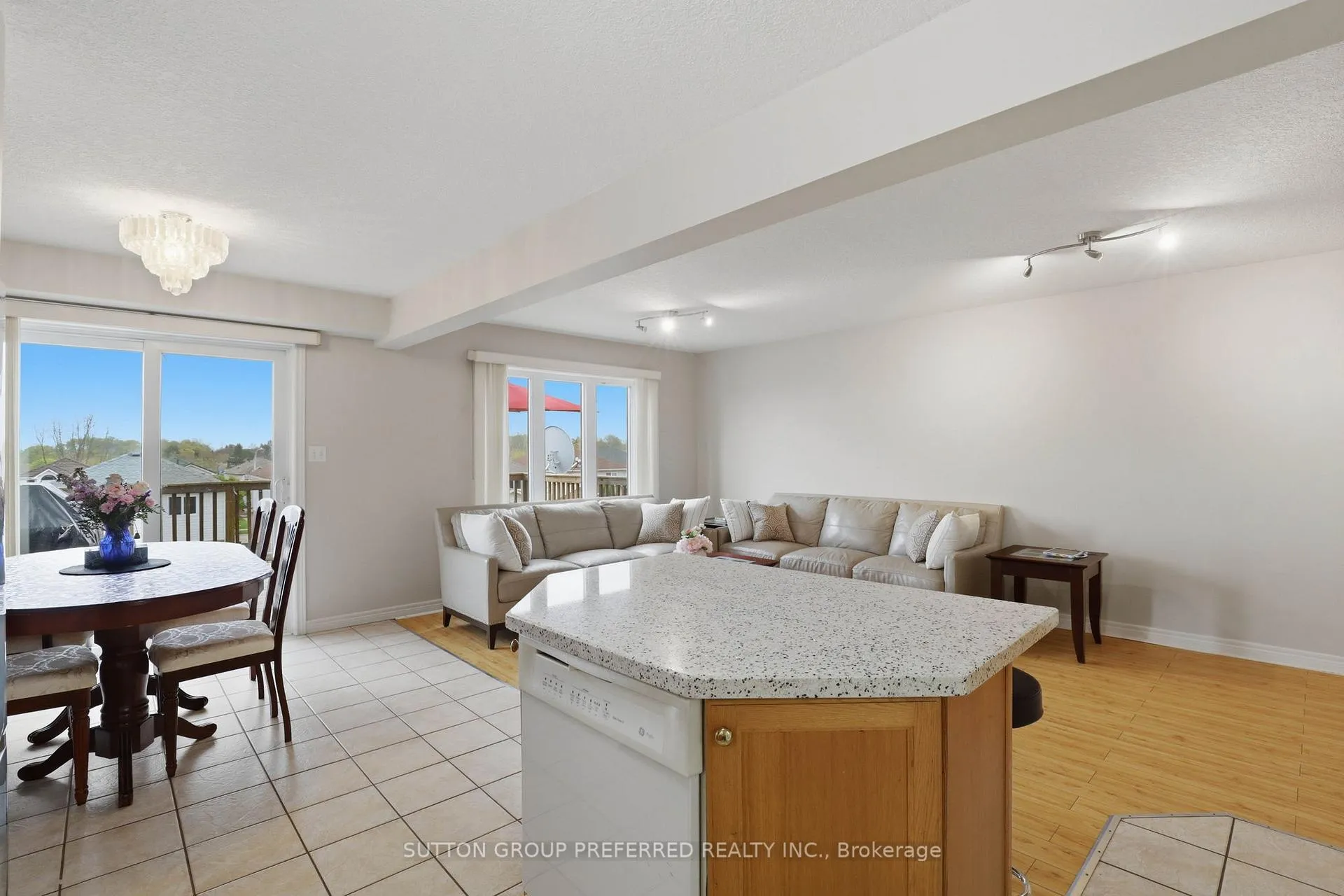 Photo 10 of 187 Hollyridge Crescent, Kitchener — HOMEH