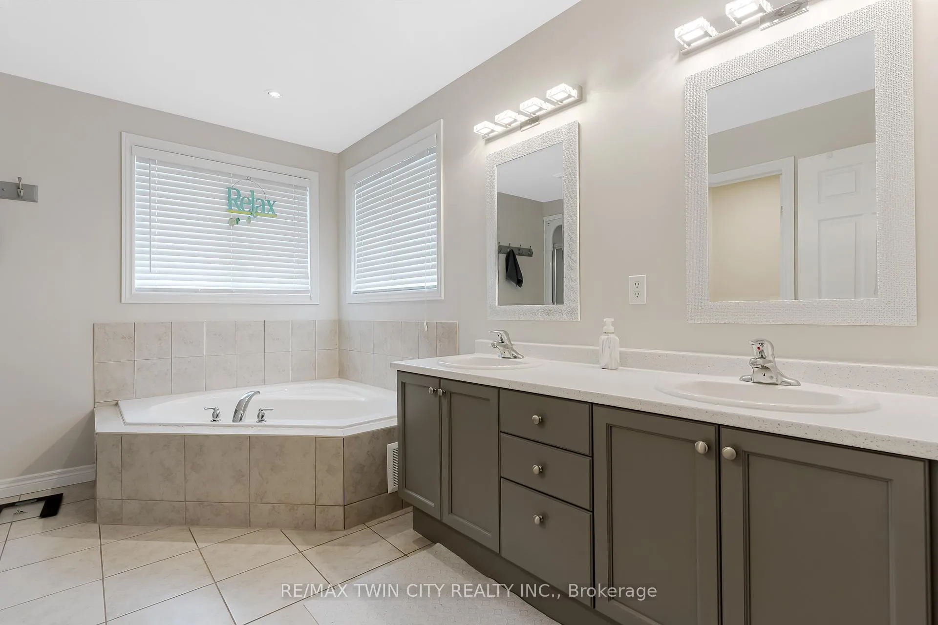 Photo 38 of 237 Waterbend Crescent, Kitchener — HOMEH