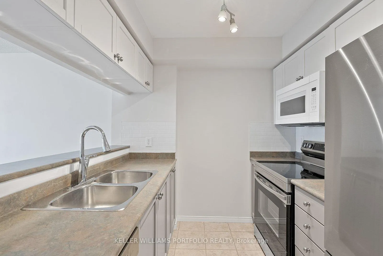 Photo 5 of Unit 408, 1829 Queen Street E, Toronto, The Beaches — HOMEH