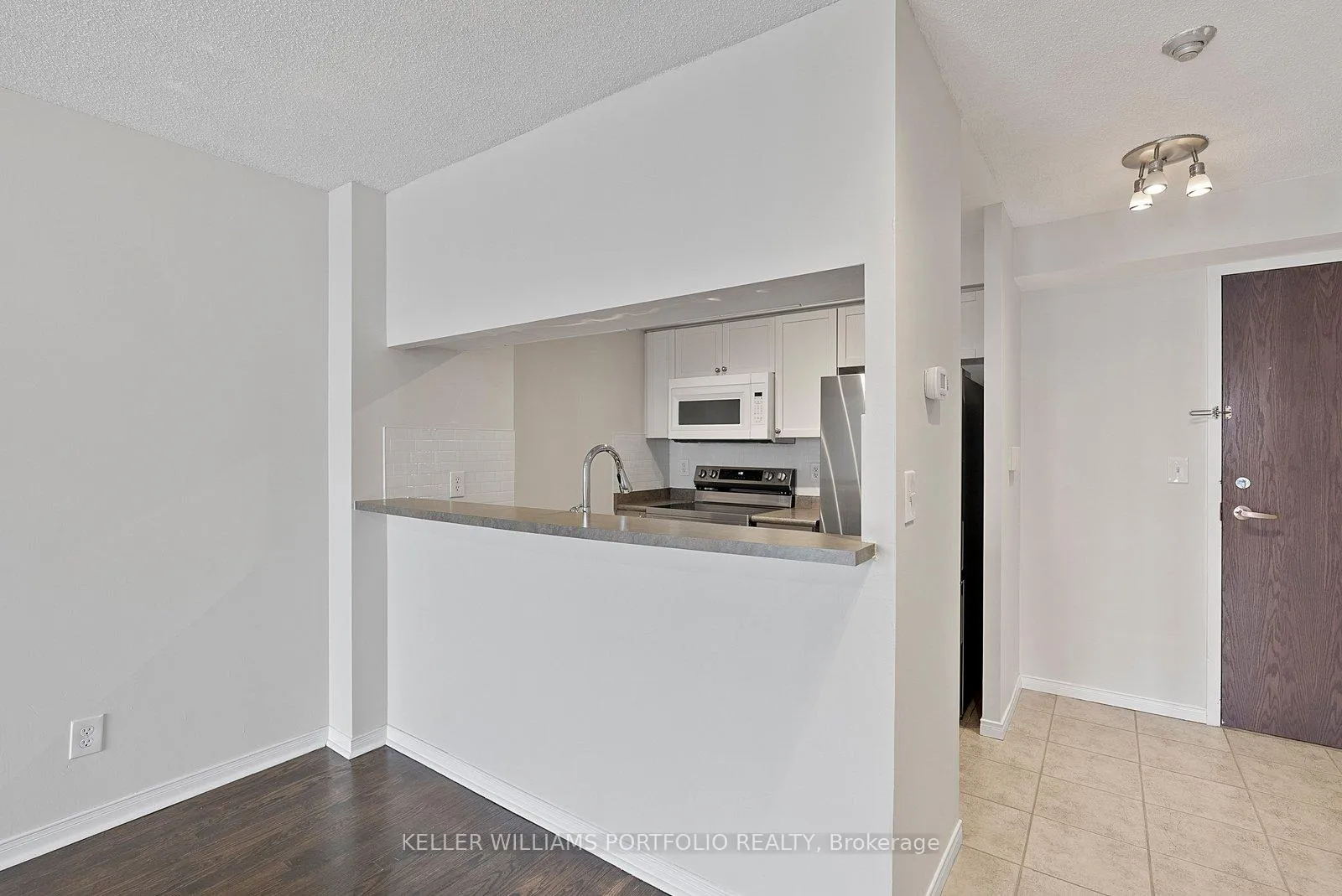 Photo 7 of Unit 408, 1829 Queen Street E, Toronto, The Beaches — HOMEH